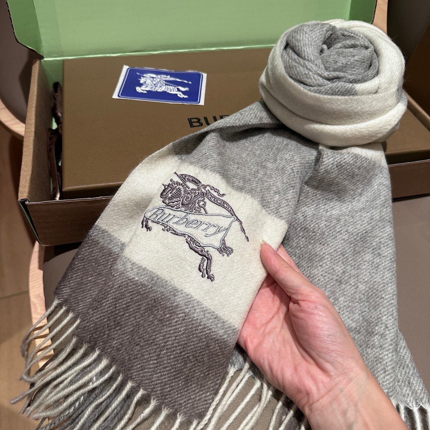 
Burberry · 巴宝莉格子围巾❗️好看的要疯掉了，太有型太有魅力了❗️❗️非常斯文时尚的秋冬单品