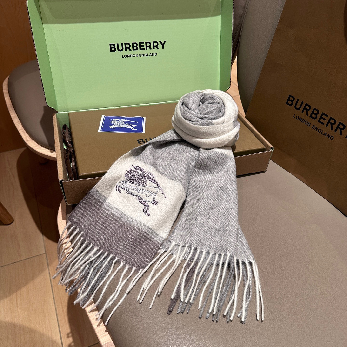 
Burberry · 巴宝莉格子围巾❗️好看的要疯掉了，太有型太有魅力了❗️❗️非常斯文时尚的秋冬单品