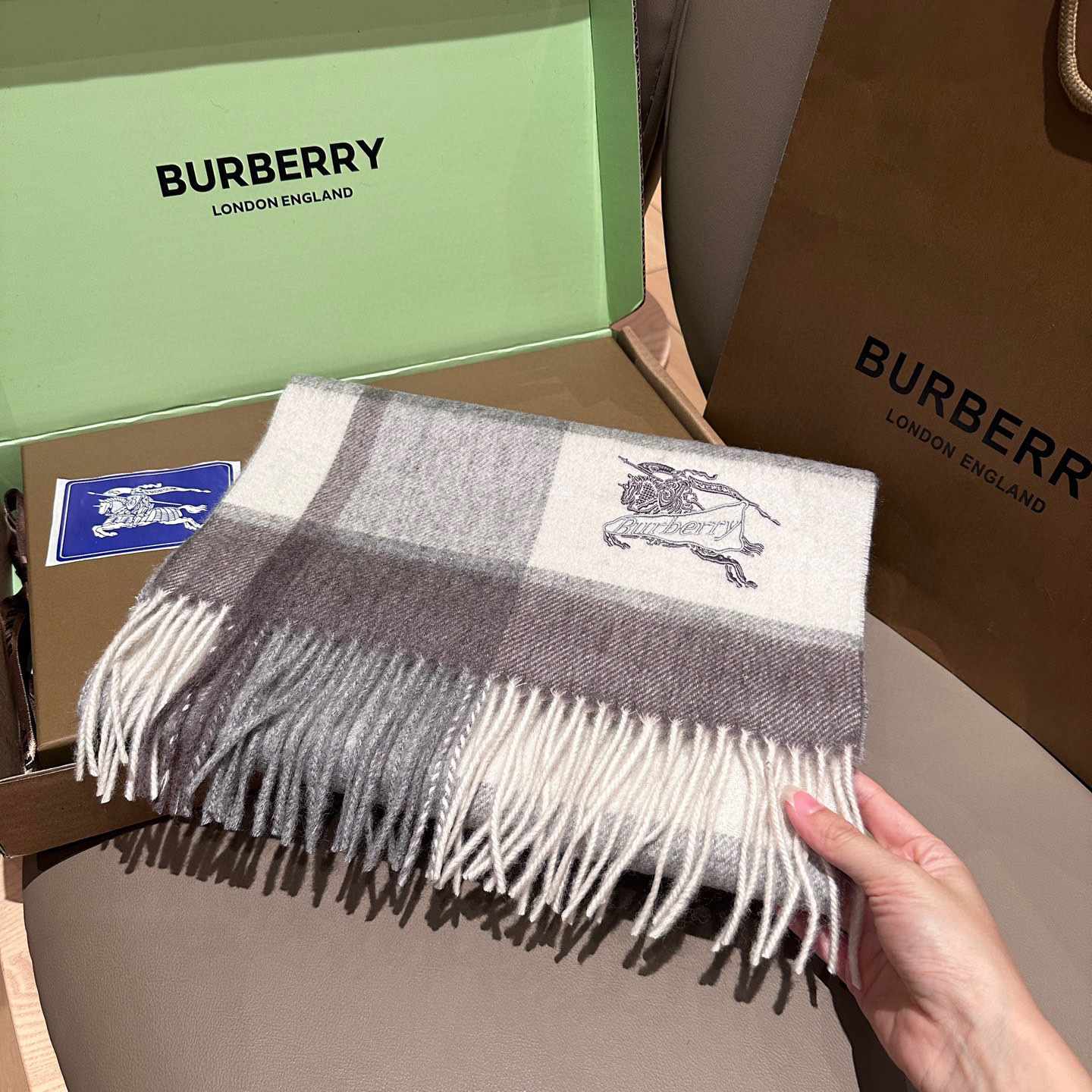 
Burberry · 巴宝莉格子围巾❗️好看的要疯掉了，太有型太有魅力了❗️❗️非常斯文时尚的秋冬单品