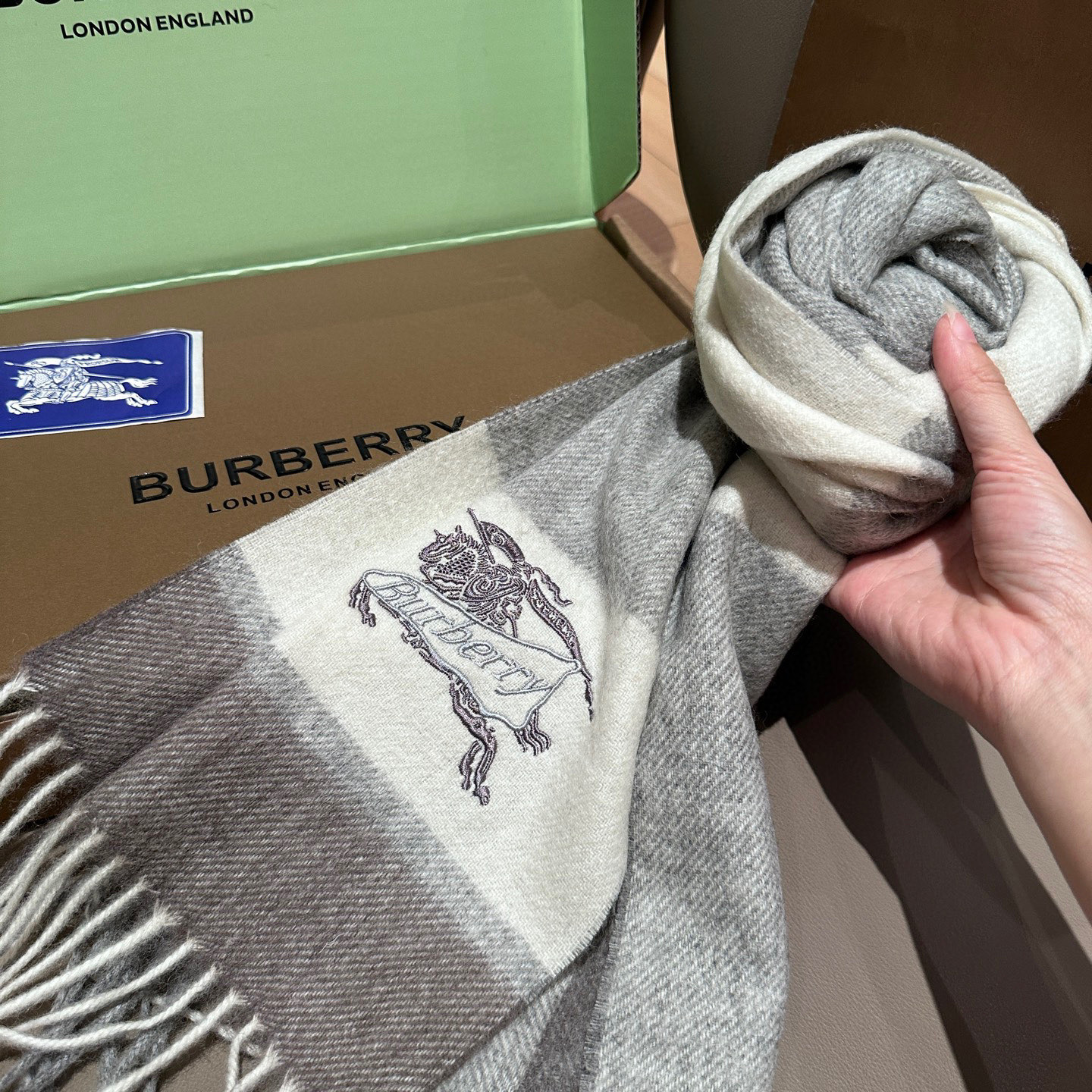
Burberry · 巴宝莉格子围巾❗️好看的要疯掉了，太有型太有魅力了❗️❗️非常斯文时尚的秋冬单品