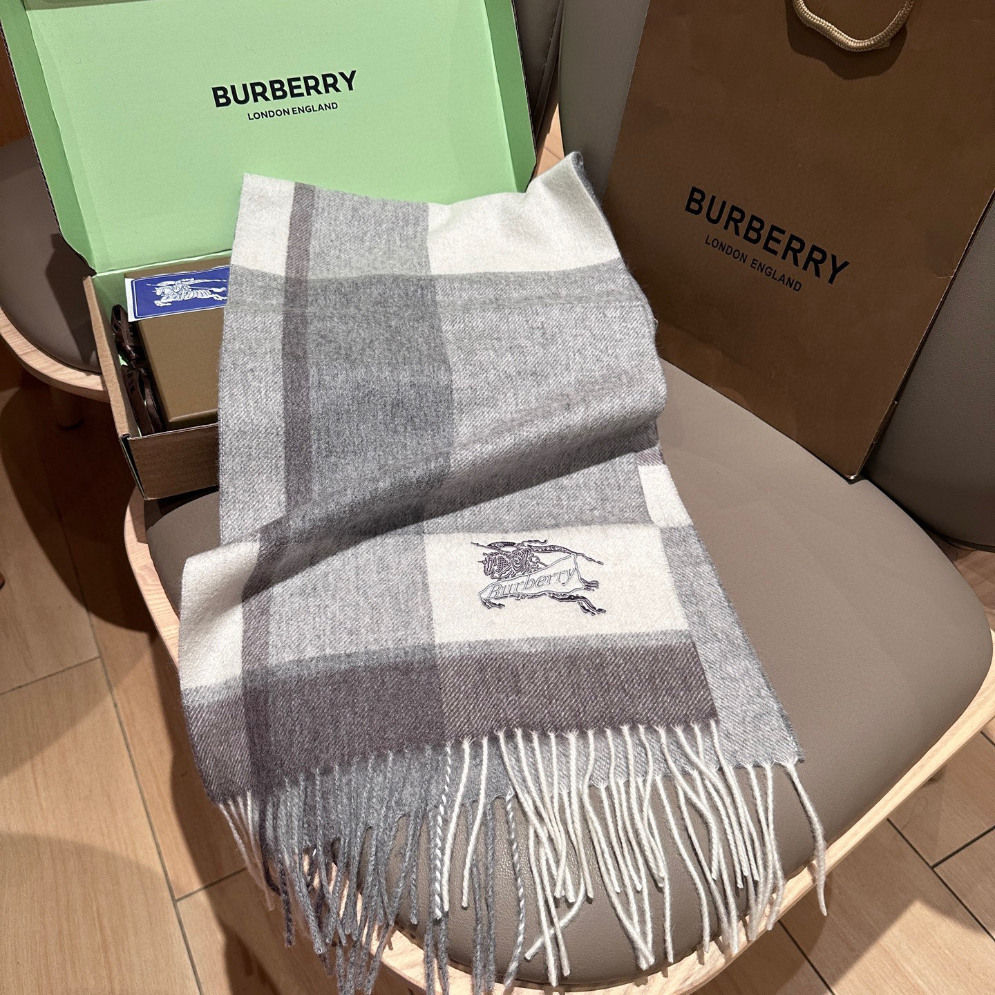 
Burberry · 巴宝莉格子围巾❗️好看的要疯掉了，太有型太有魅力了❗️❗️非常斯文时尚的秋冬单品