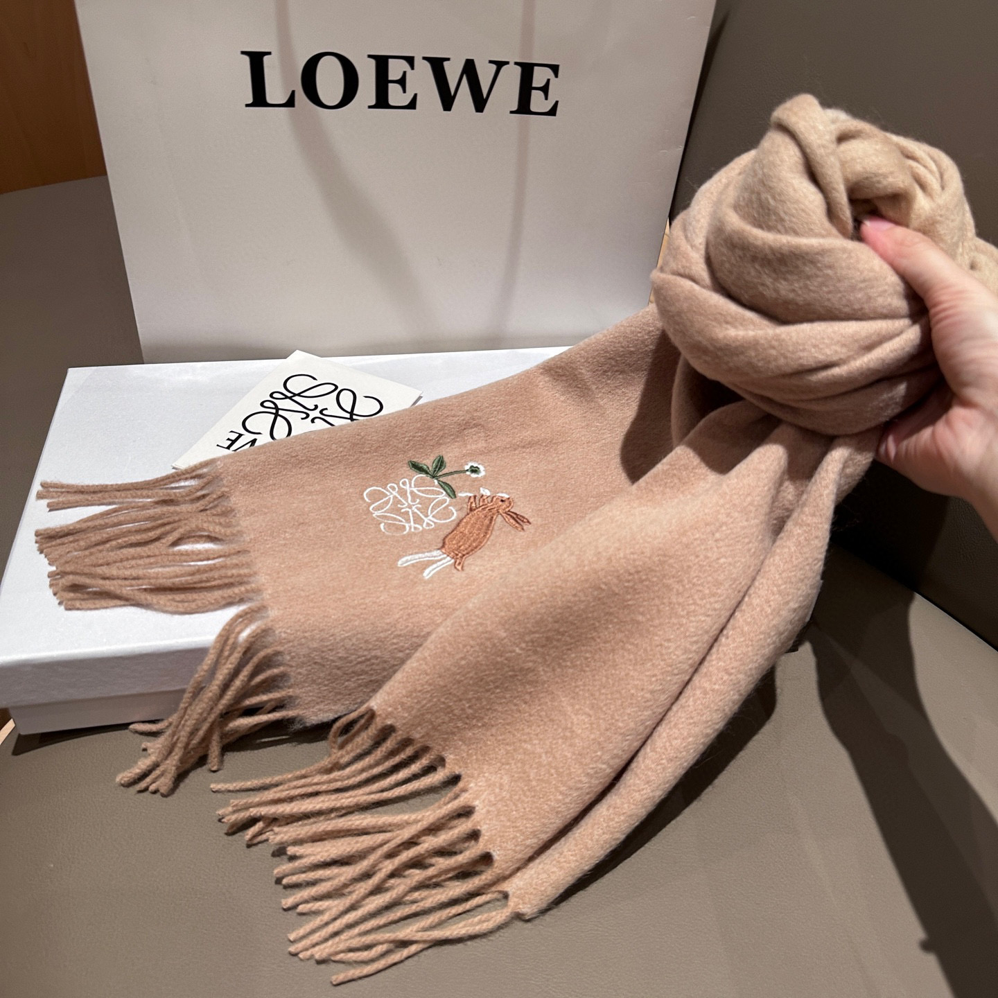 
 【▪Loewe · 罗意威难得一见的温柔配色，低调又不失优雅❗】重点推荐❗双面配色，一条围巾两种风格
