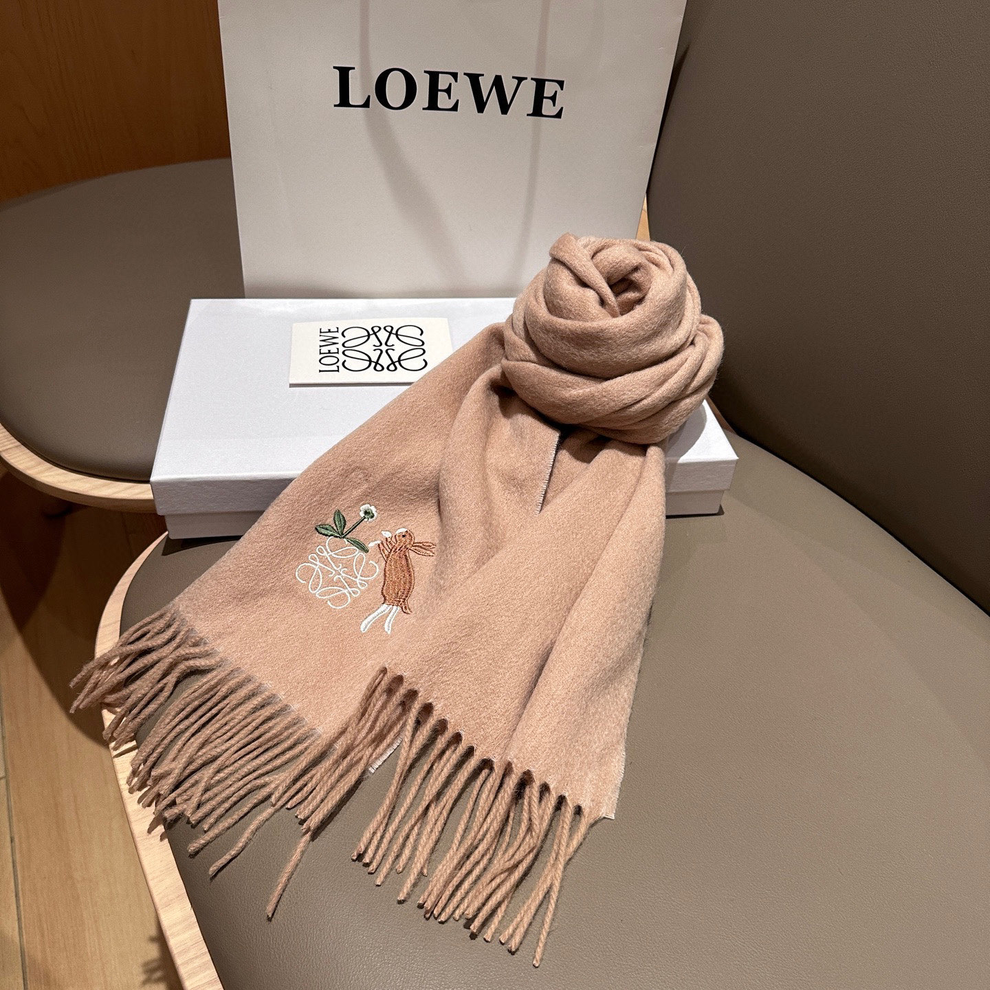 
 【▪Loewe · 罗意威难得一见的温柔配色，低调又不失优雅❗】重点推荐❗双面配色，一条围巾两种风格
