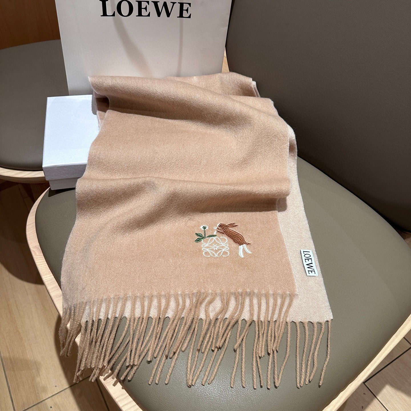 
 【▪Loewe · 罗意威难得一见的温柔配色，低调又不失优雅❗】重点推荐❗双面配色，一条围巾两种风格