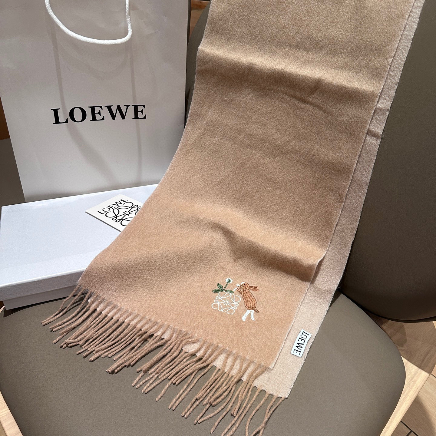 
 【▪Loewe · 罗意威难得一见的温柔配色，低调又不失优雅❗】重点推荐❗双面配色，一条围巾两种风格