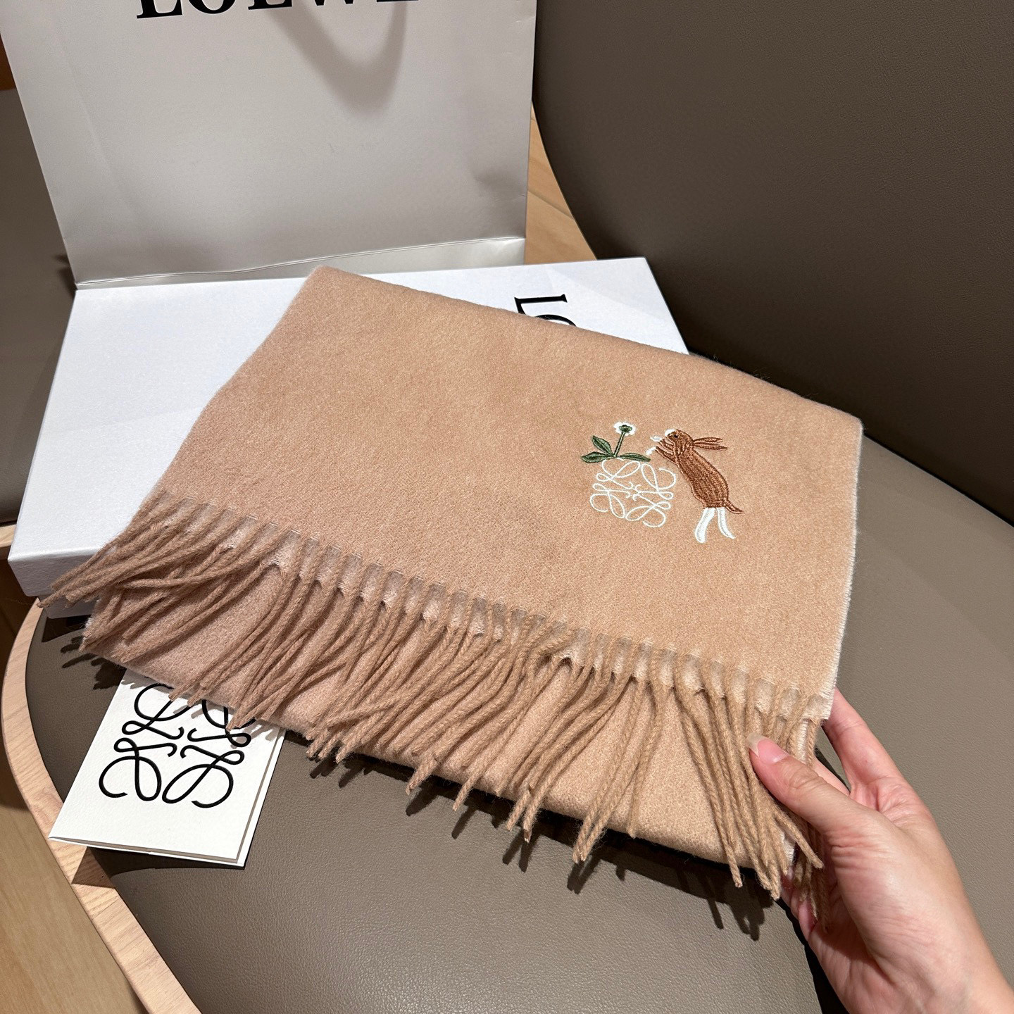 
 【▪Loewe · 罗意威难得一见的温柔配色，低调又不失优雅❗】重点推荐❗双面配色，一条围巾两种风格
