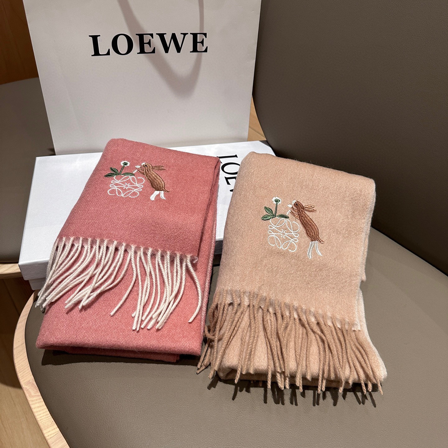 
 【▪Loewe · 罗意威难得一见的温柔配色，低调又不失优雅❗】重点推荐❗双面配色，一条围巾两种风格