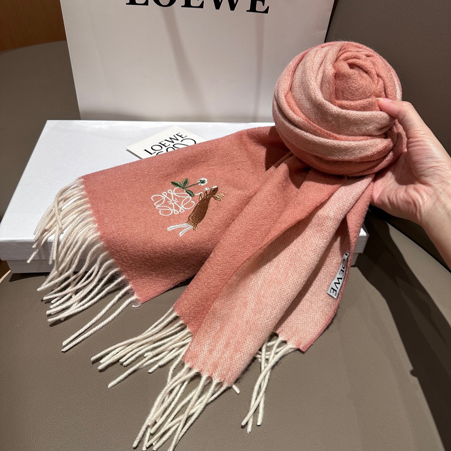 
 【▪Loewe · 罗意威难得一见的温柔配色，低调又不失优雅❗】重点推荐❗双面配色，一条围巾两种风格
