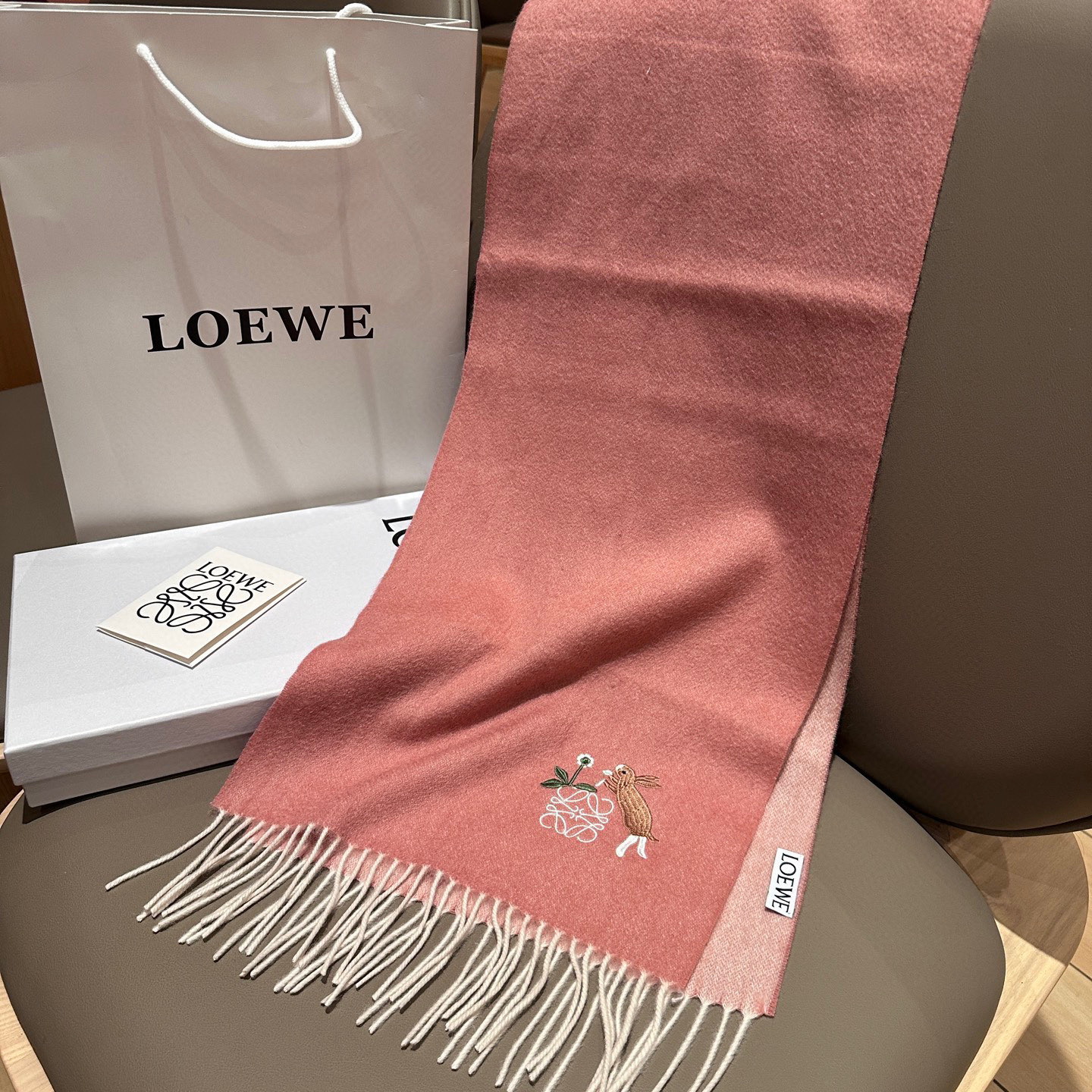 
 【▪Loewe · 罗意威难得一见的温柔配色，低调又不失优雅❗】重点推荐❗双面配色，一条围巾两种风格