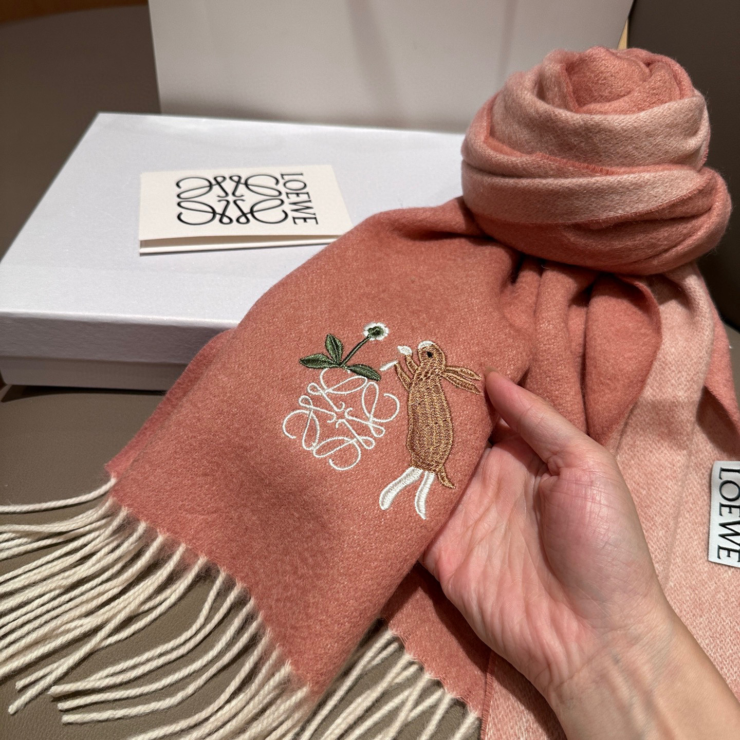 
 【▪Loewe · 罗意威难得一见的温柔配色，低调又不失优雅❗】重点推荐❗双面配色，一条围巾两种风格