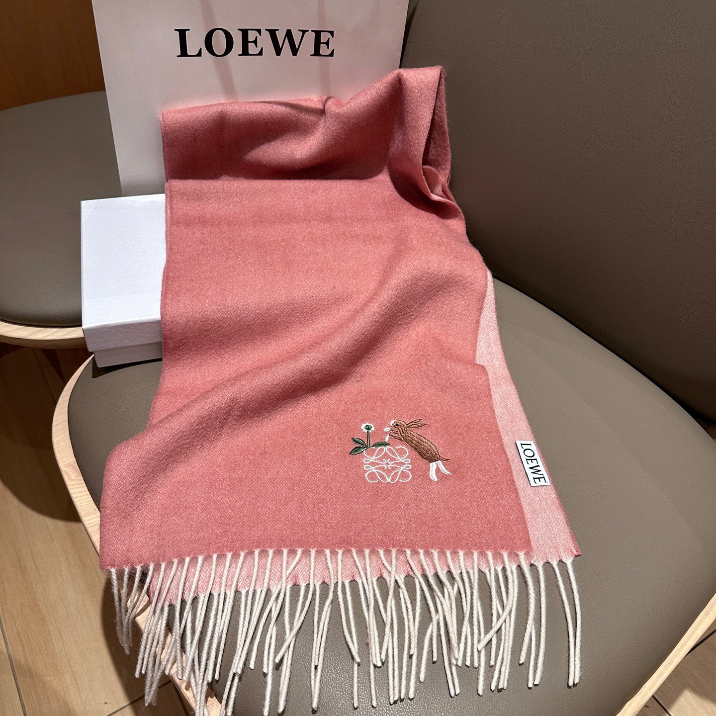 
 【▪Loewe · 罗意威难得一见的温柔配色，低调又不失优雅❗】重点推荐❗双面配色，一条围巾两种风格