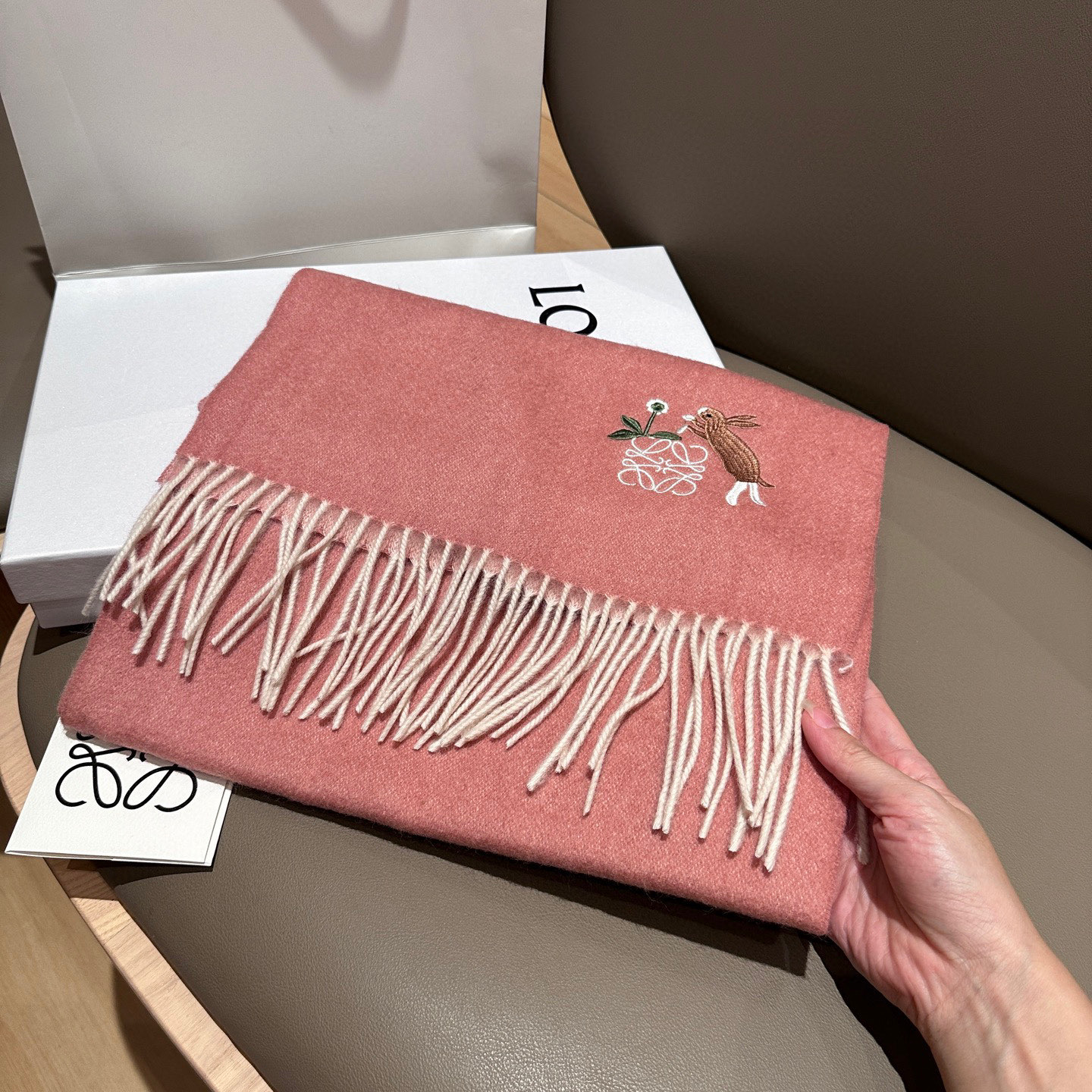 
 【▪Loewe · 罗意威难得一见的温柔配色，低调又不失优雅❗】重点推荐❗双面配色，一条围巾两种风格