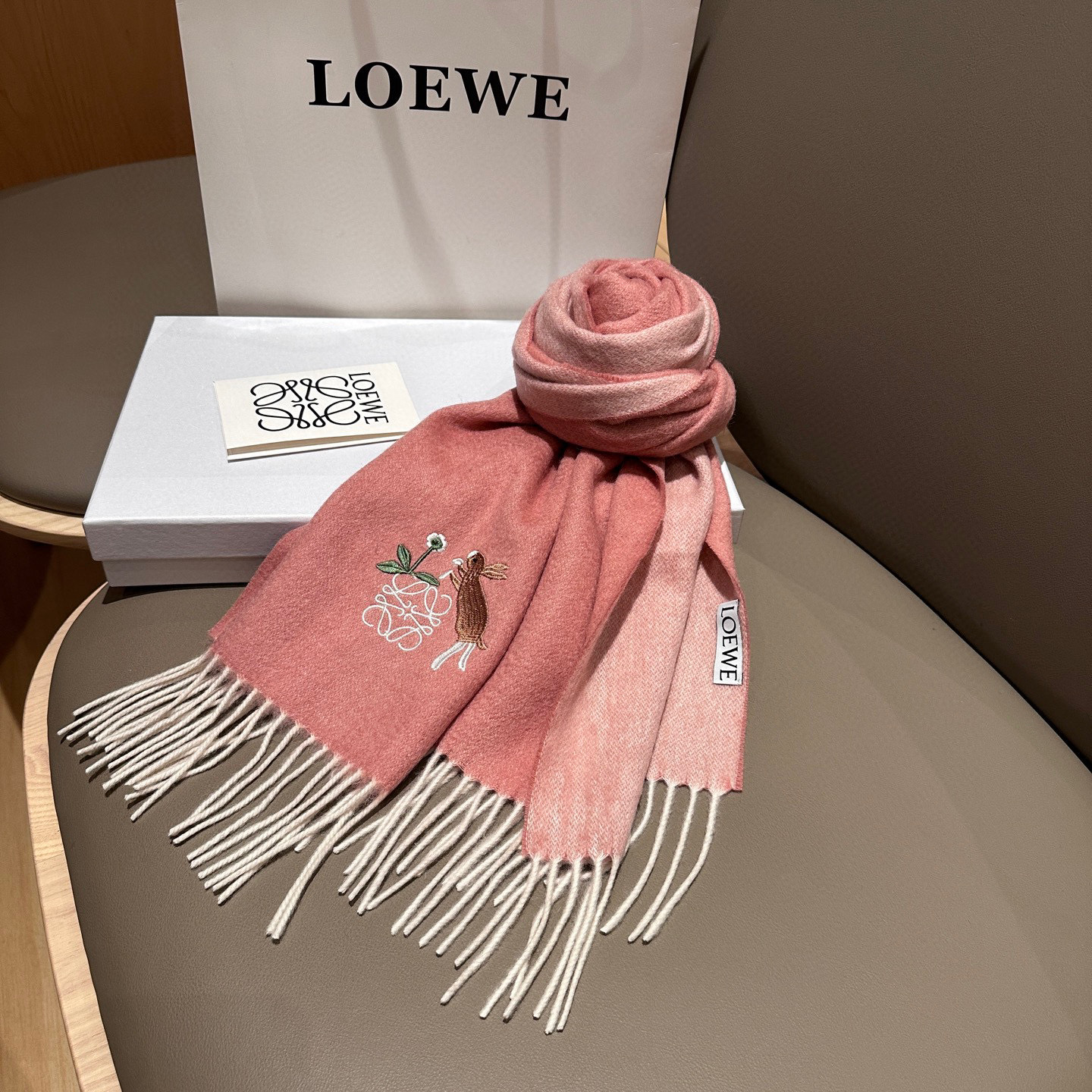 
 【▪Loewe · 罗意威难得一见的温柔配色，低调又不失优雅❗】重点推荐❗双面配色，一条围巾两种风格