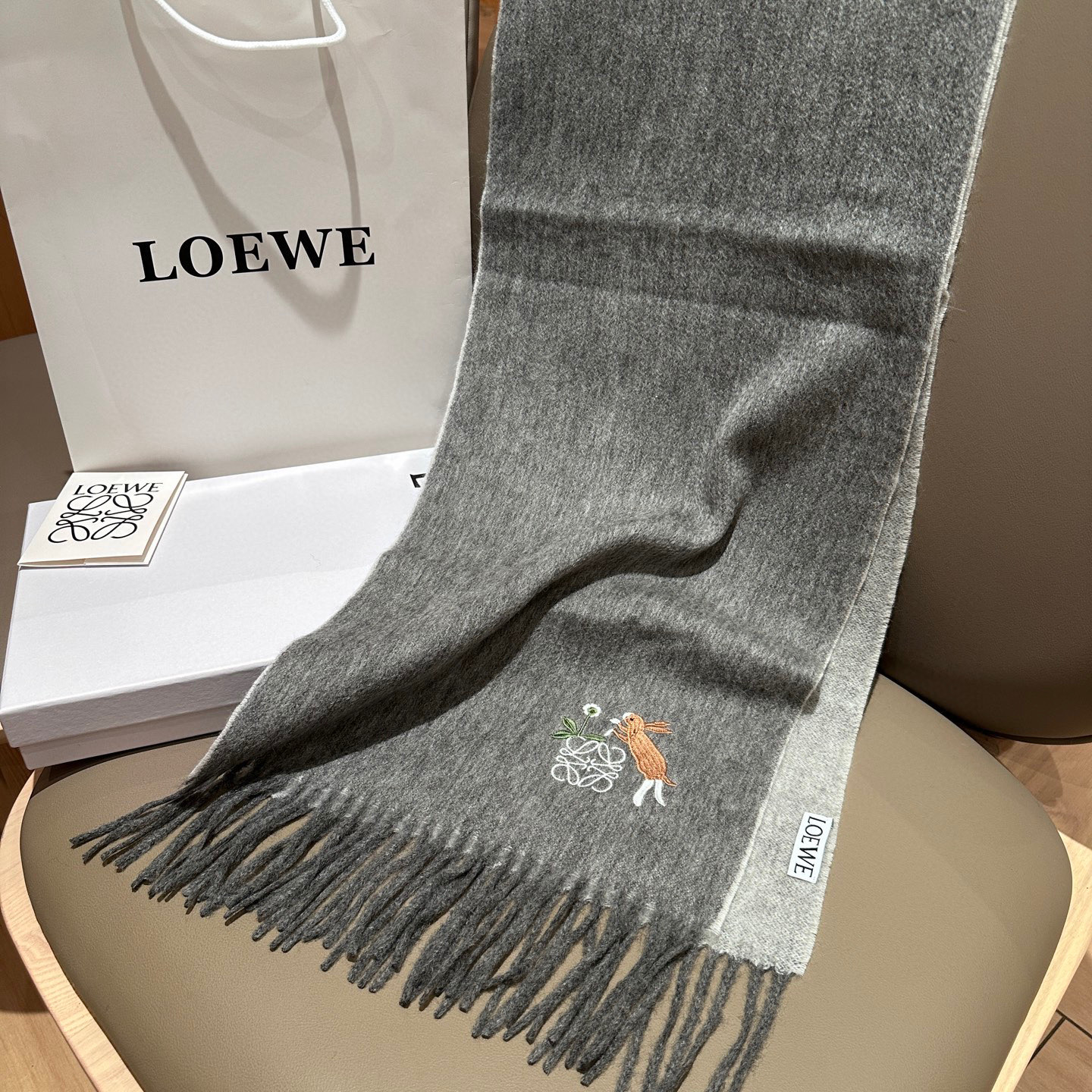 
 【▪Loewe · 罗意威难得一见的温柔配色，低调又不失优雅❗】重点推荐❗双面配色，一条围巾两种风格