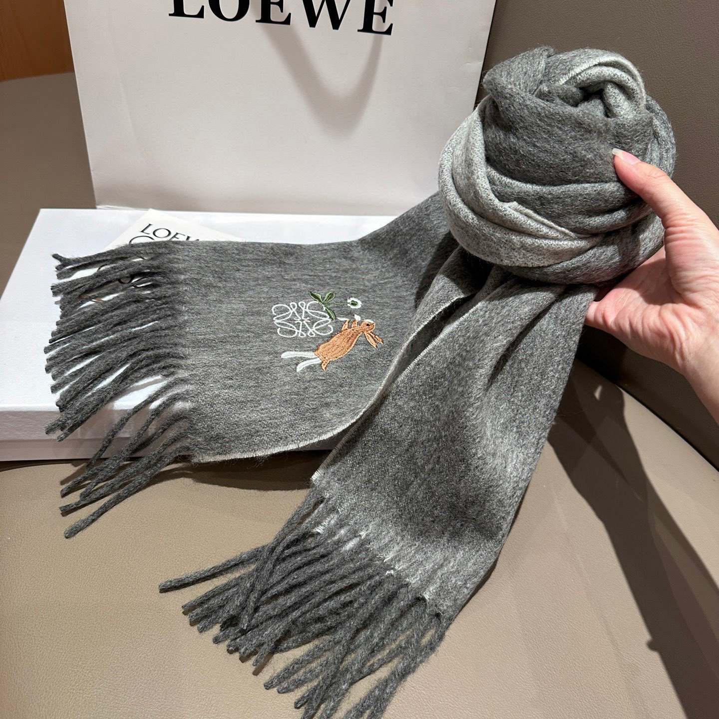 
 【▪Loewe · 罗意威难得一见的温柔配色，低调又不失优雅❗】重点推荐❗双面配色，一条围巾两种风格