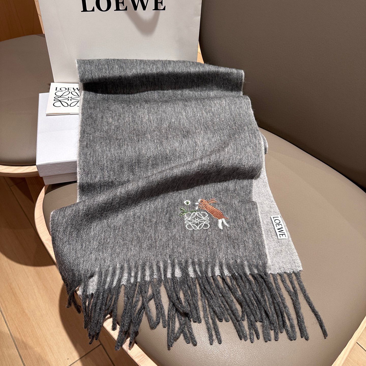 
 【▪Loewe · 罗意威难得一见的温柔配色，低调又不失优雅❗】重点推荐❗双面配色，一条围巾两种风格
