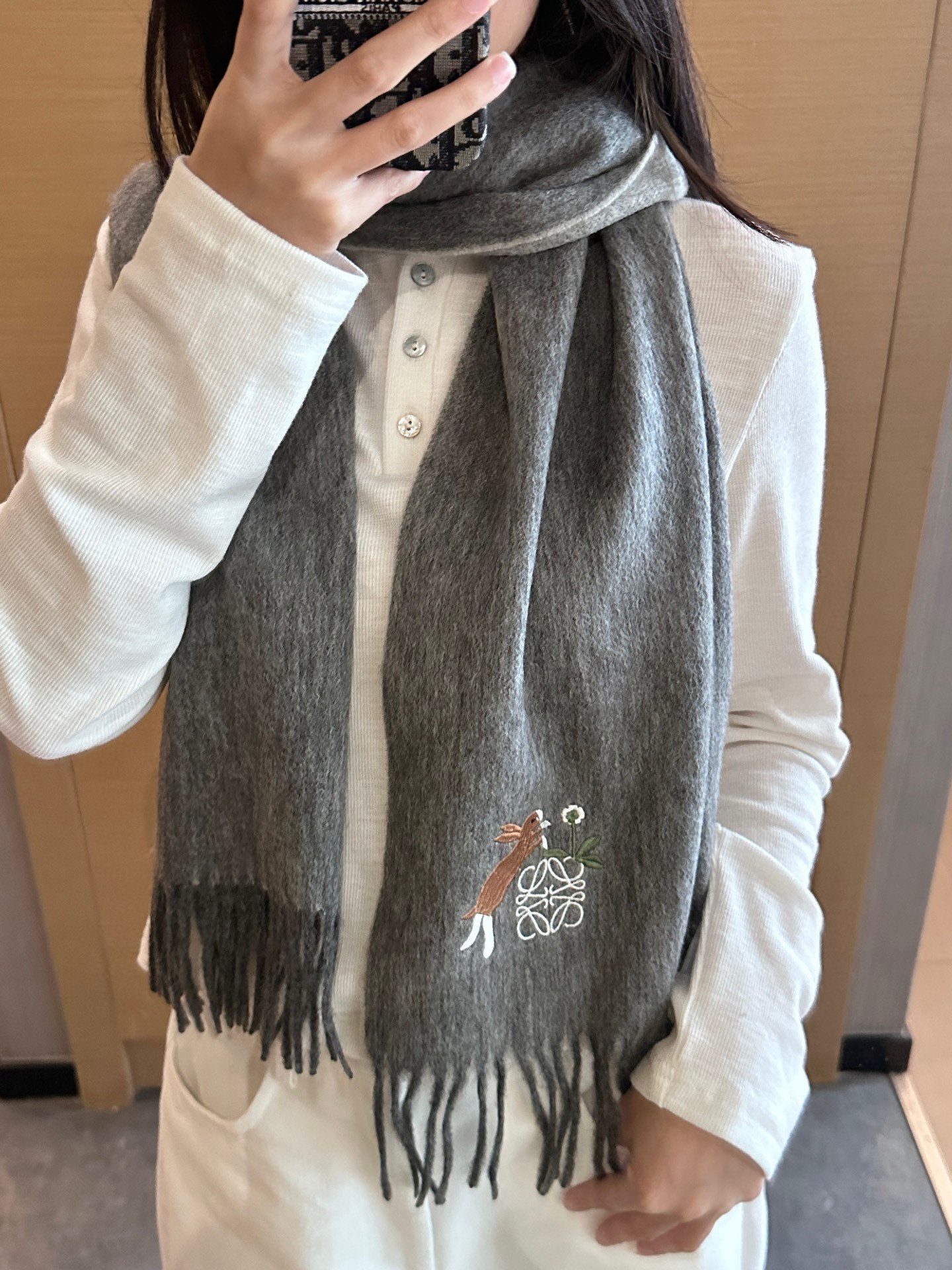 
 【▪Loewe · 罗意威难得一见的温柔配色，低调又不失优雅❗】重点推荐❗双面配色，一条围巾两种风格