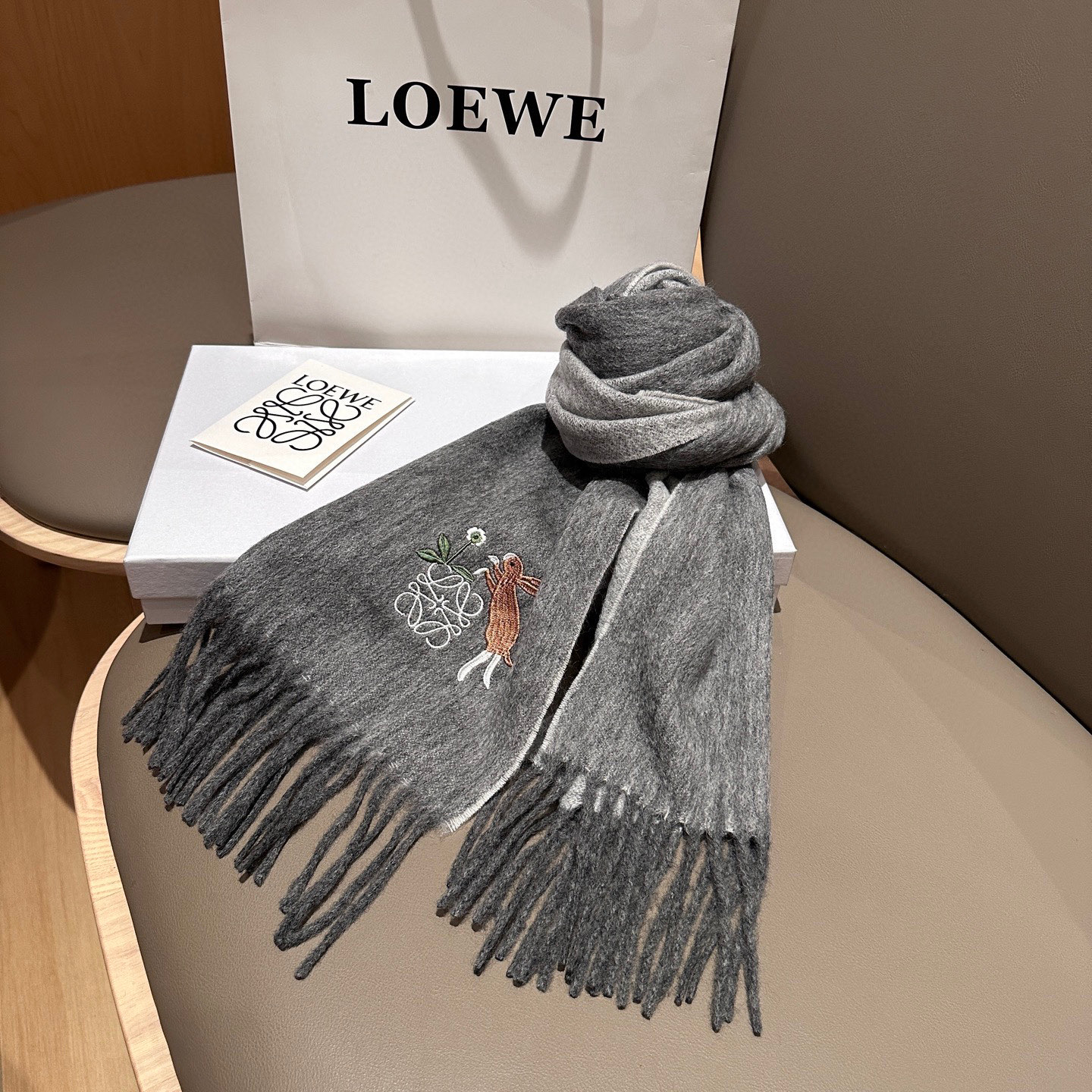 
 【▪Loewe · 罗意威难得一见的温柔配色，低调又不失优雅❗】重点推荐❗双面配色，一条围巾两种风格