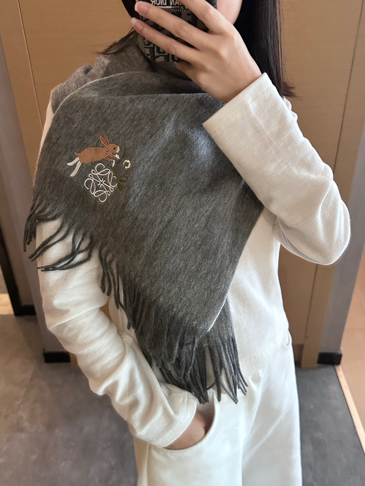 
 【▪Loewe · 罗意威难得一见的温柔配色，低调又不失优雅❗】重点推荐❗双面配色，一条围巾两种风格