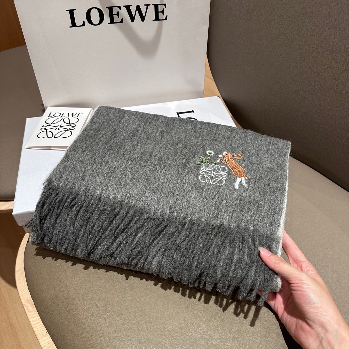 
 【▪Loewe · 罗意威难得一见的温柔配色，低调又不失优雅❗】重点推荐❗双面配色，一条围巾两种风格