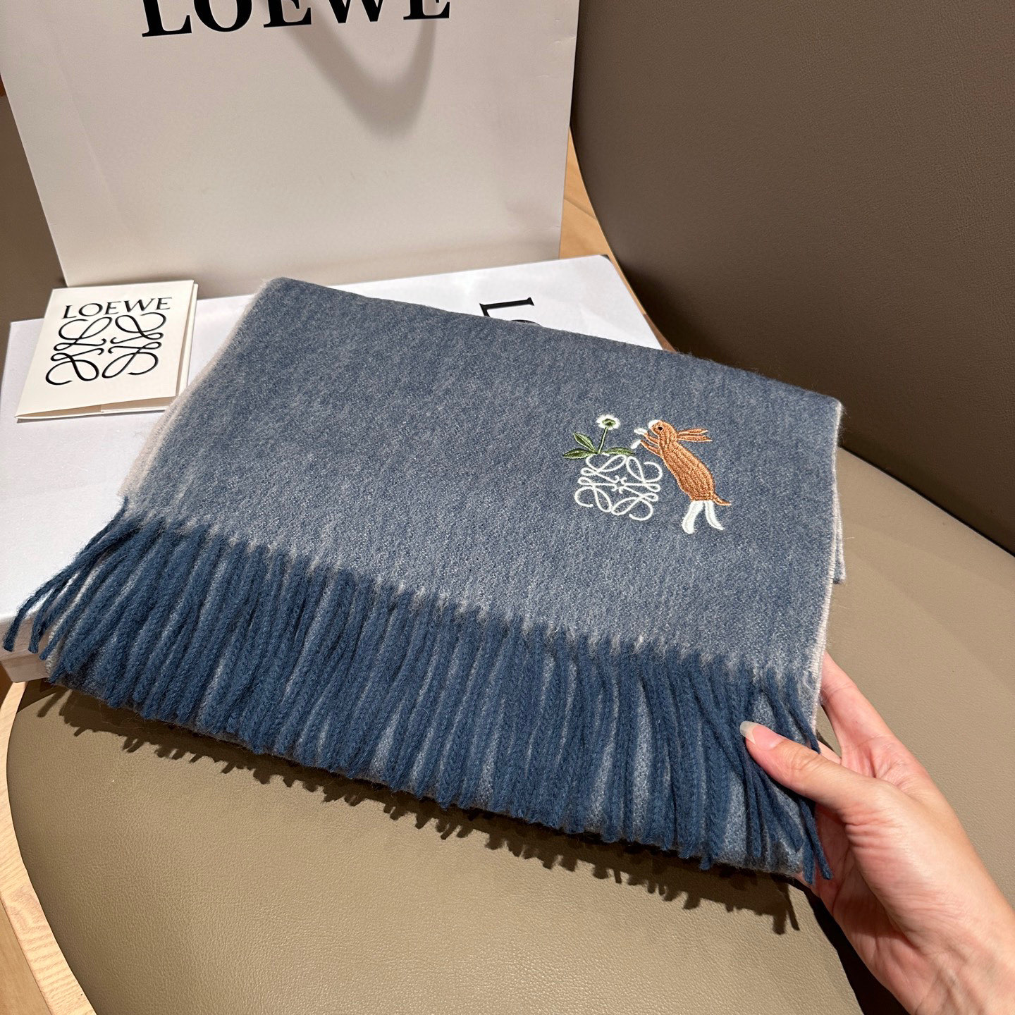 
 【▪Loewe · 罗意威难得一见的温柔配色，低调又不失优雅❗】重点推荐❗双面配色，一条围巾两种风格