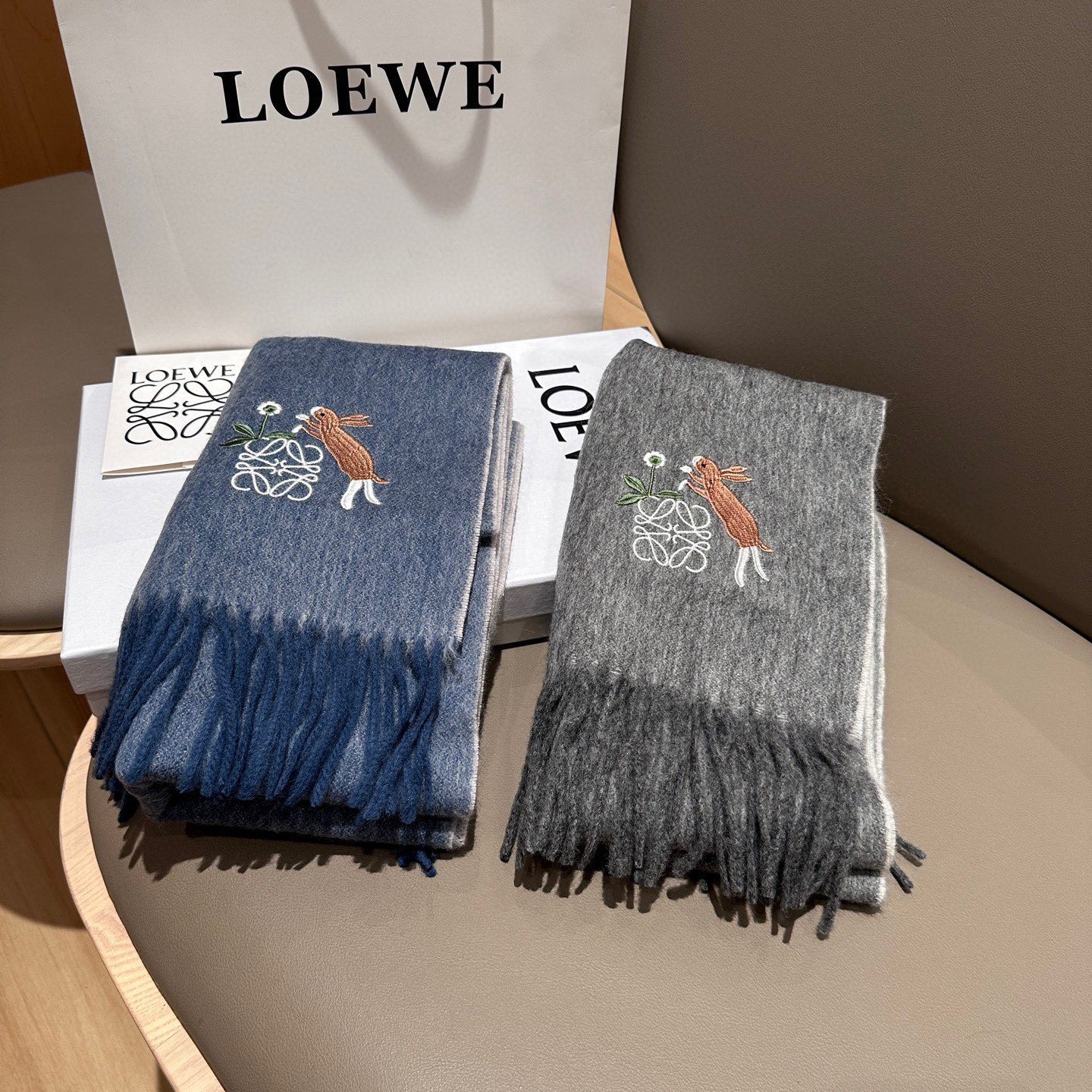 
 【▪Loewe · 罗意威难得一见的温柔配色，低调又不失优雅❗】重点推荐❗双面配色，一条围巾两种风格