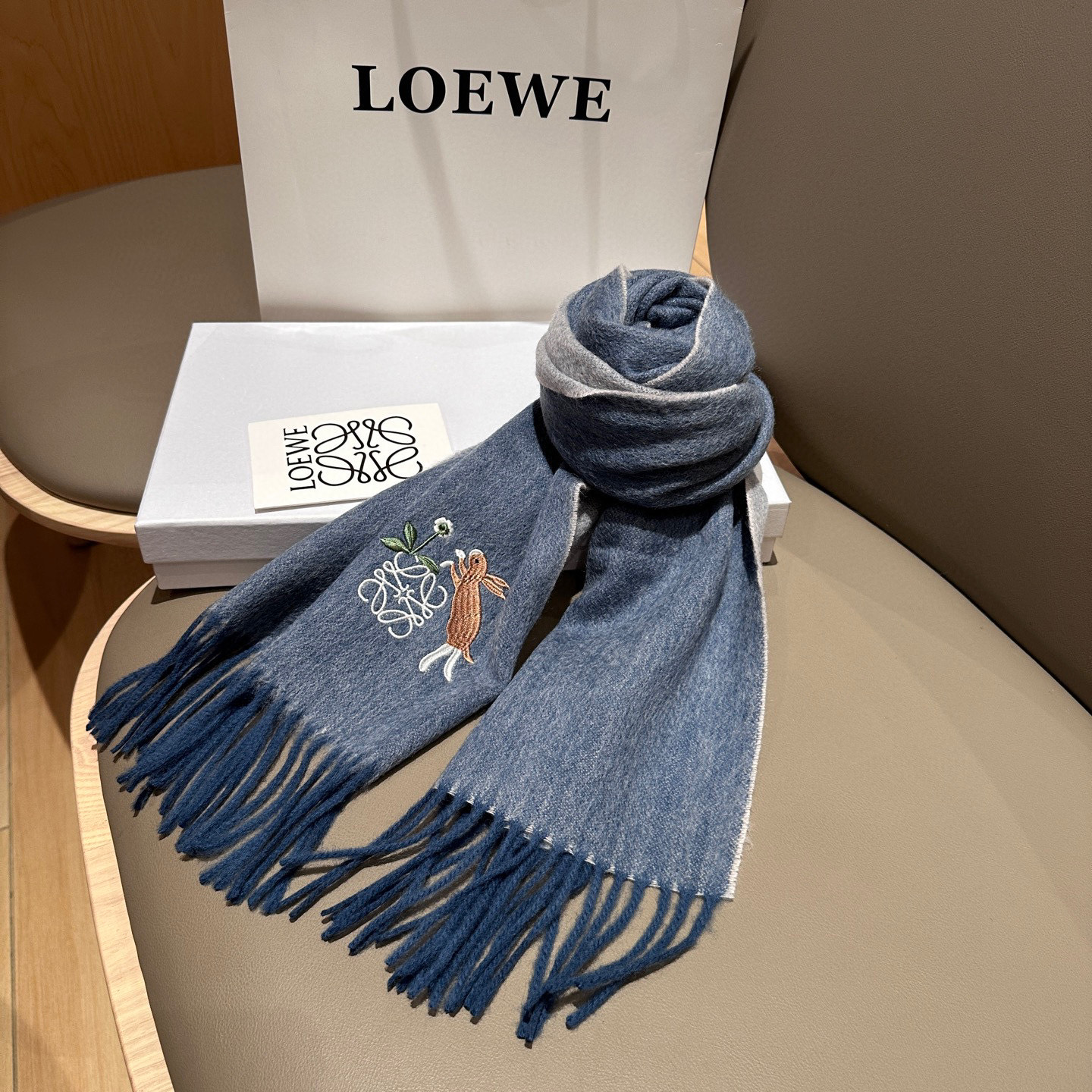 
 【▪Loewe · 罗意威难得一见的温柔配色，低调又不失优雅❗】重点推荐❗双面配色，一条围巾两种风格