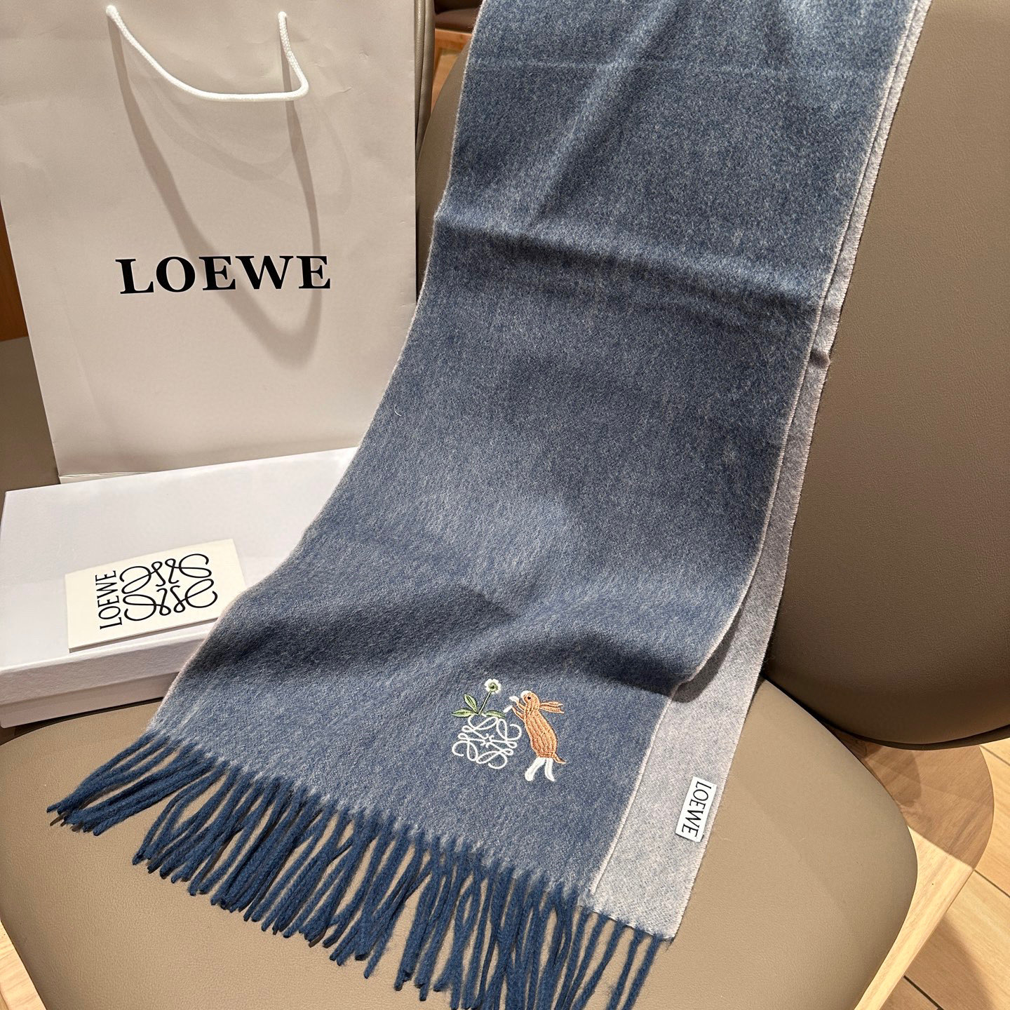 
 【▪Loewe · 罗意威难得一见的温柔配色，低调又不失优雅❗】重点推荐❗双面配色，一条围巾两种风格