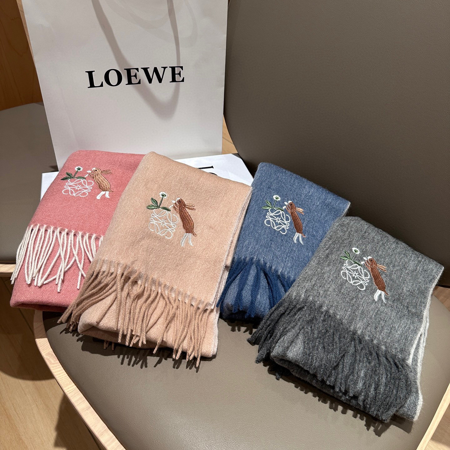 
 【▪Loewe · 罗意威难得一见的温柔配色，低调又不失优雅❗】重点推荐❗双面配色，一条围巾两种风格