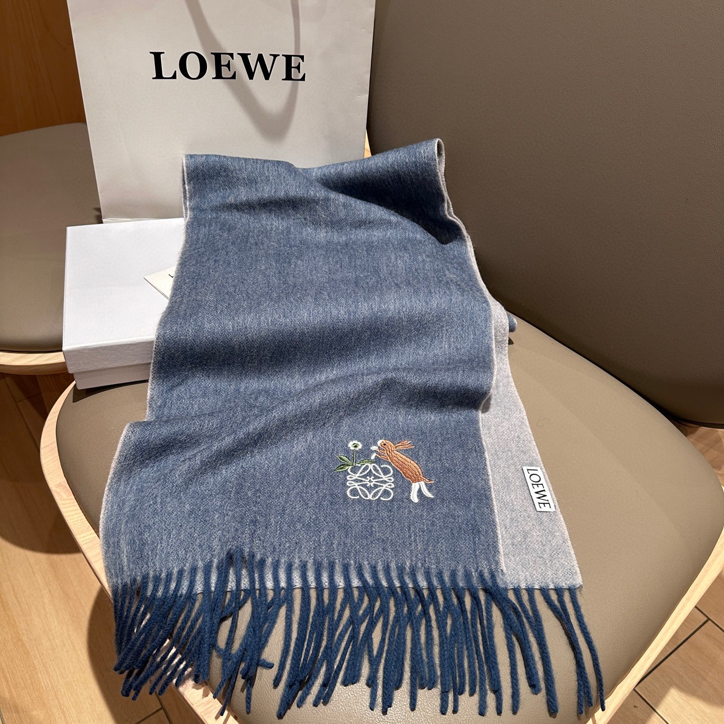 
 【▪Loewe · 罗意威难得一见的温柔配色，低调又不失优雅❗】重点推荐❗双面配色，一条围巾两种风格