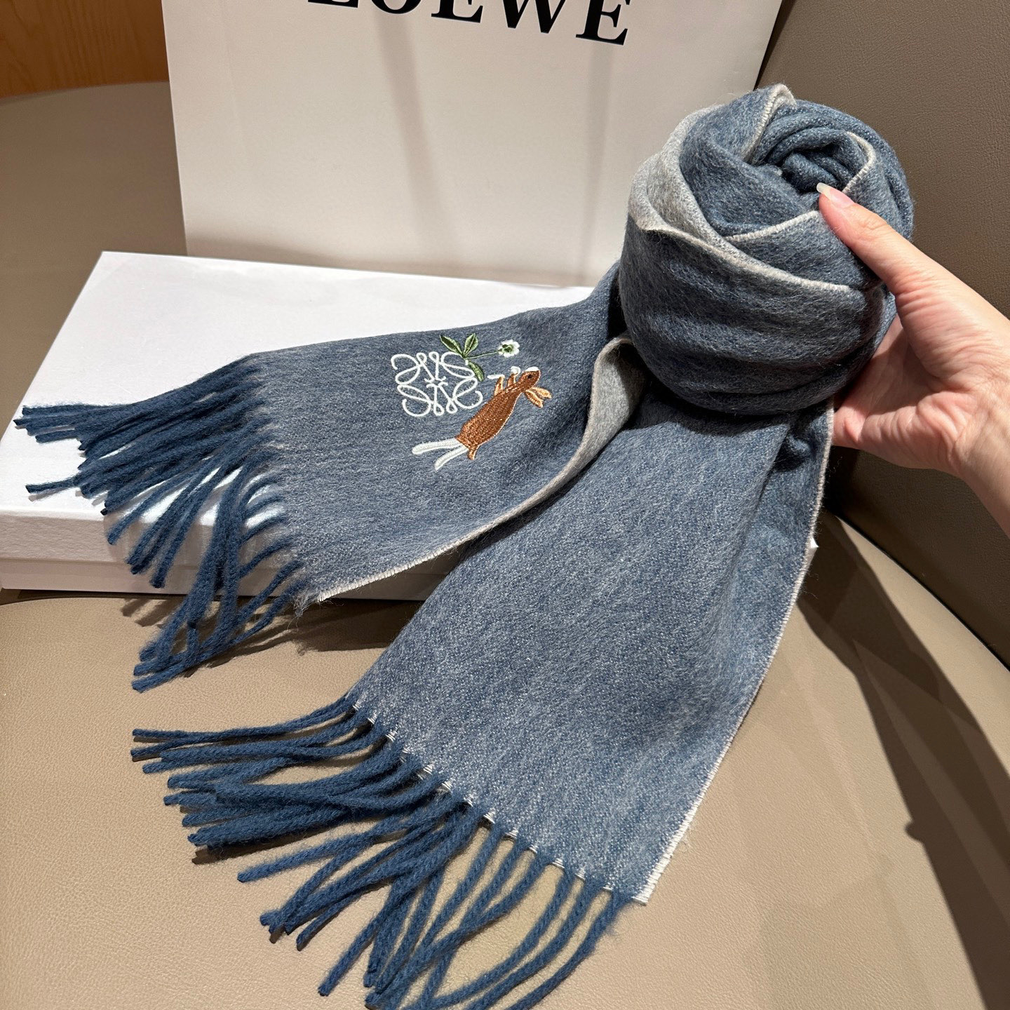 
 【▪Loewe · 罗意威难得一见的温柔配色，低调又不失优雅❗】重点推荐❗双面配色，一条围巾两种风格