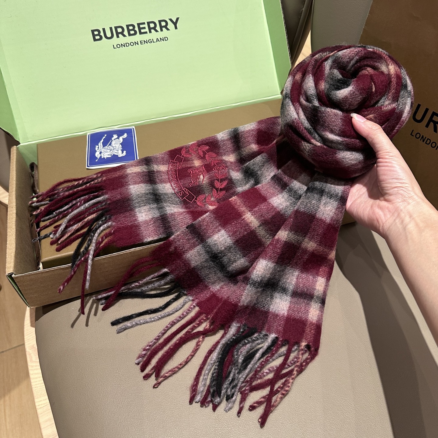 
Burberry · 巴宝莉格子围巾❗️好看的要疯掉了，太有型太有魅力了❗️❗️非常斯文时尚的秋冬单品