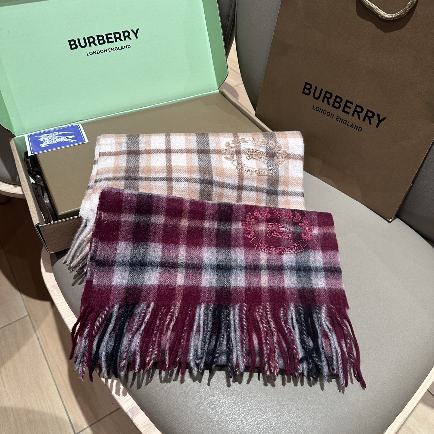 
Burberry · 巴宝莉格子围巾❗️好看的要疯掉了，太有型太有魅力了❗️❗️非常斯文时尚的秋冬单品