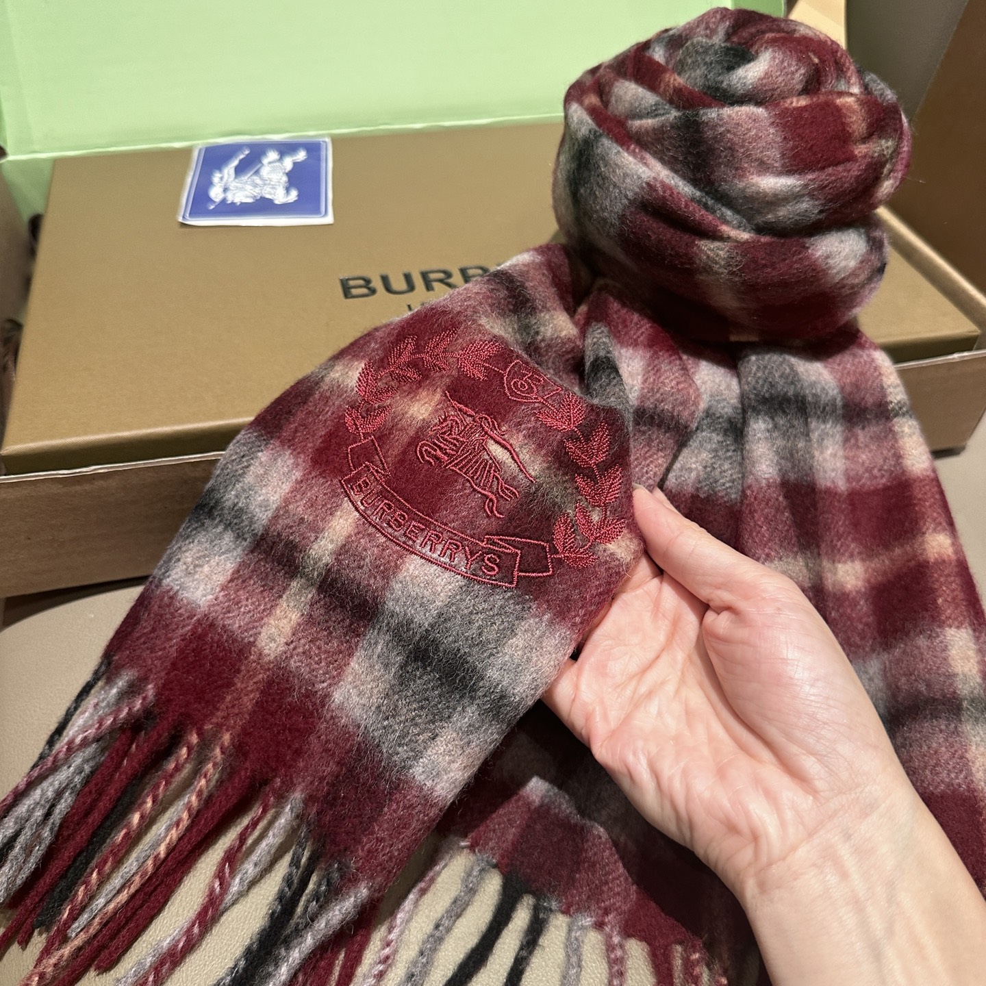 
Burberry · 巴宝莉格子围巾❗️好看的要疯掉了，太有型太有魅力了❗️❗️非常斯文时尚的秋冬单品