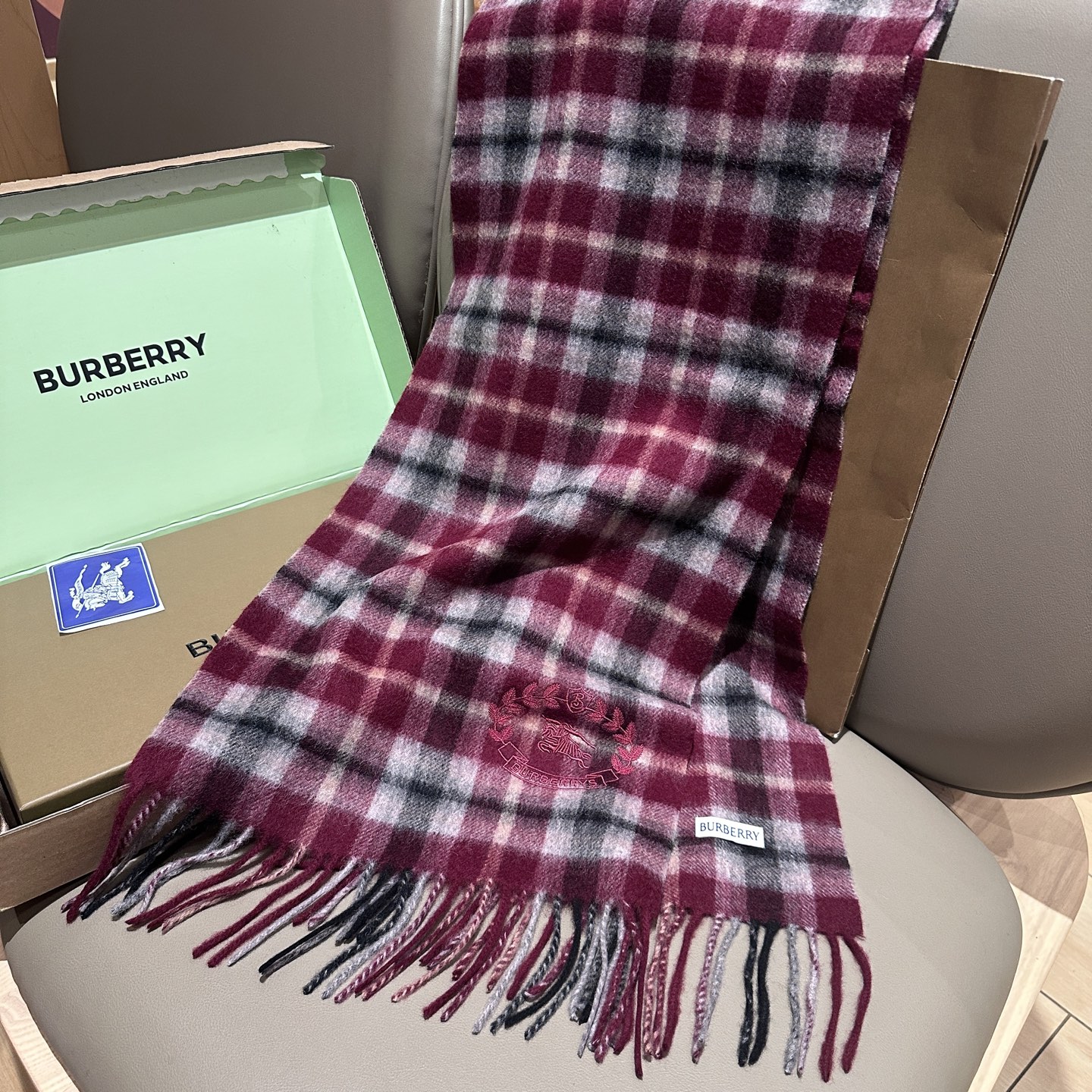 
Burberry · 巴宝莉格子围巾❗️好看的要疯掉了，太有型太有魅力了❗️❗️非常斯文时尚的秋冬单品