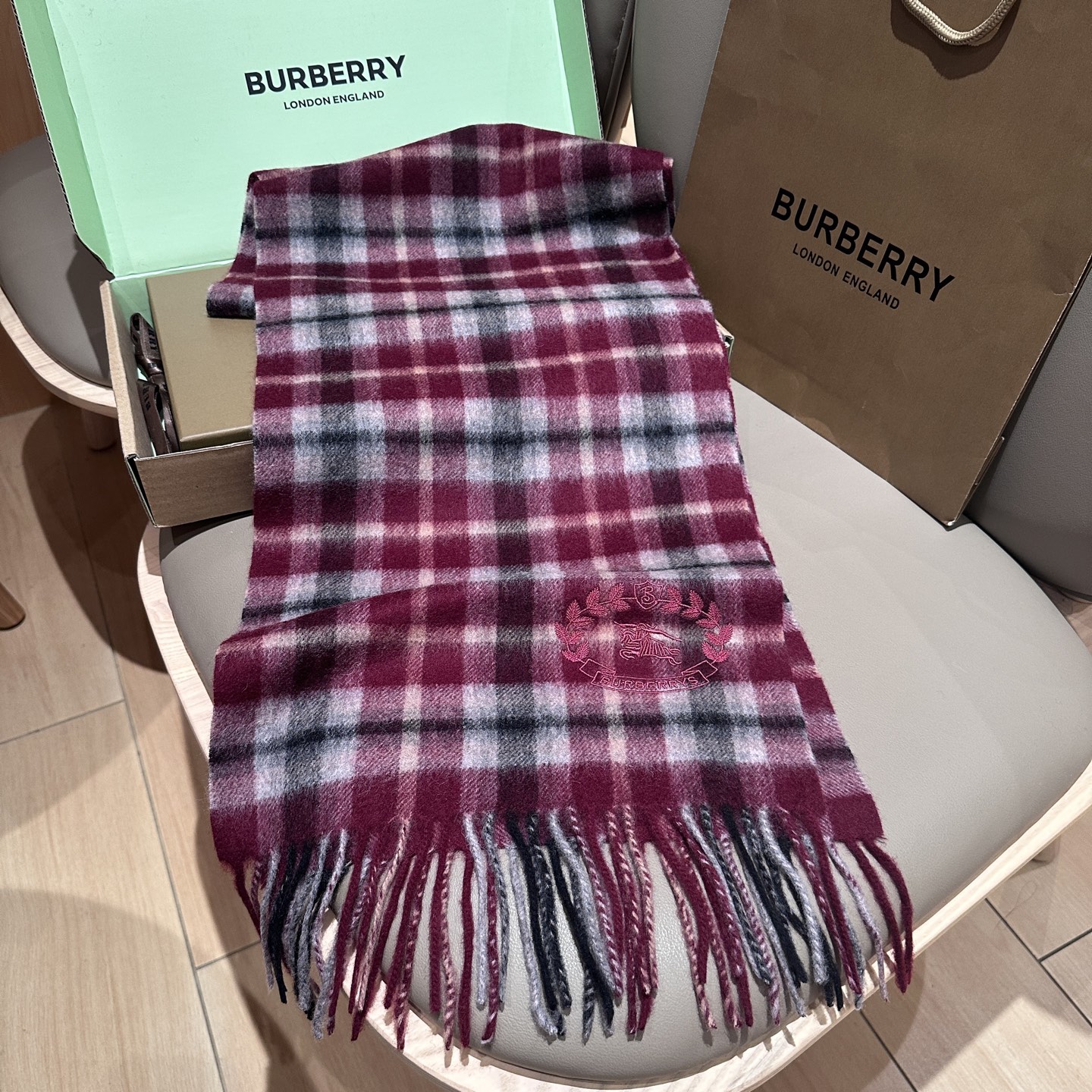 
Burberry · 巴宝莉格子围巾❗️好看的要疯掉了，太有型太有魅力了❗️❗️非常斯文时尚的秋冬单品