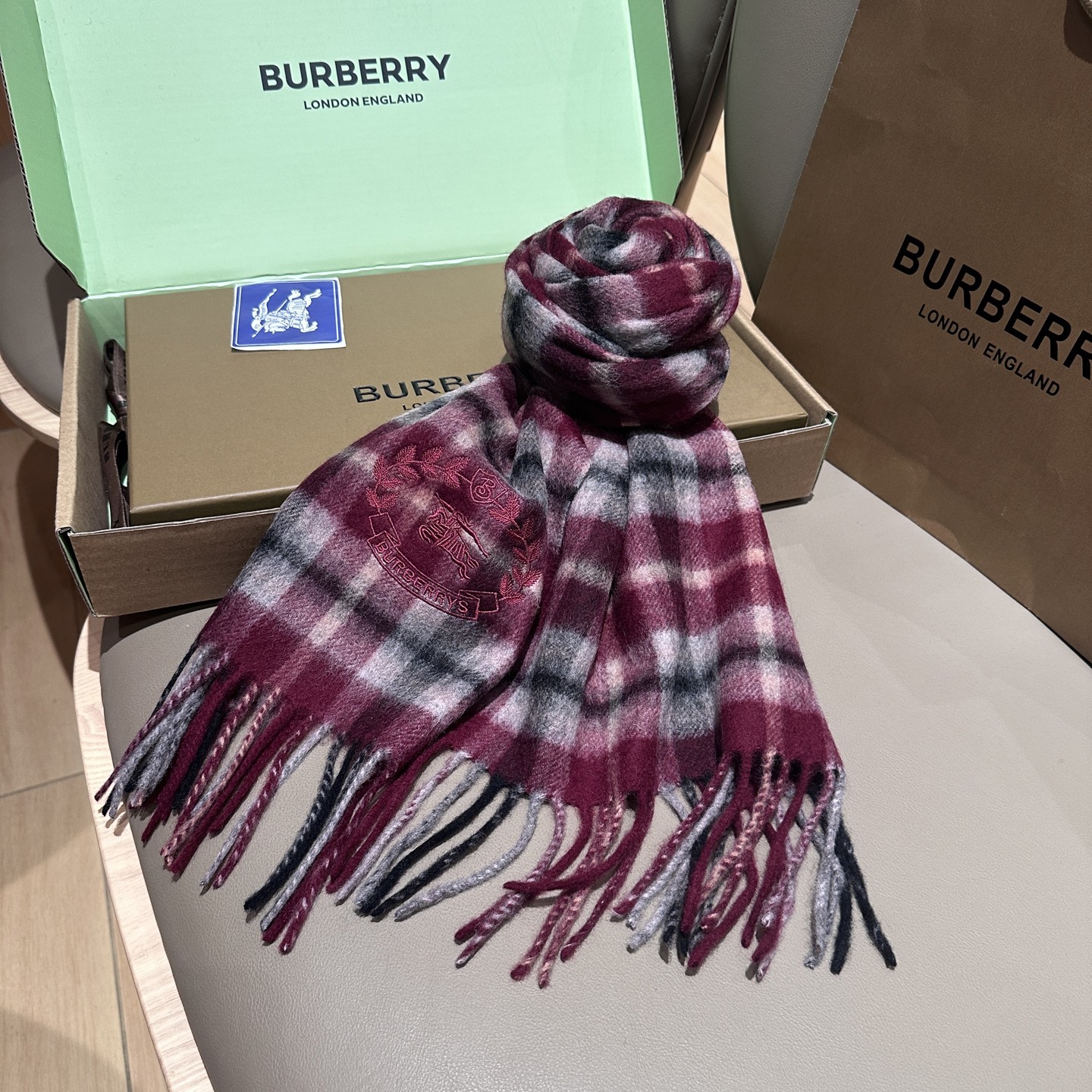 
Burberry · 巴宝莉格子围巾❗️好看的要疯掉了，太有型太有魅力了❗️❗️非常斯文时尚的秋冬单品