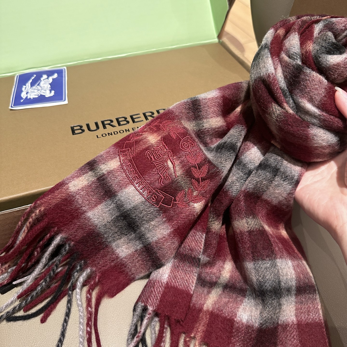 
Burberry · 巴宝莉格子围巾❗️好看的要疯掉了，太有型太有魅力了❗️❗️非常斯文时尚的秋冬单品