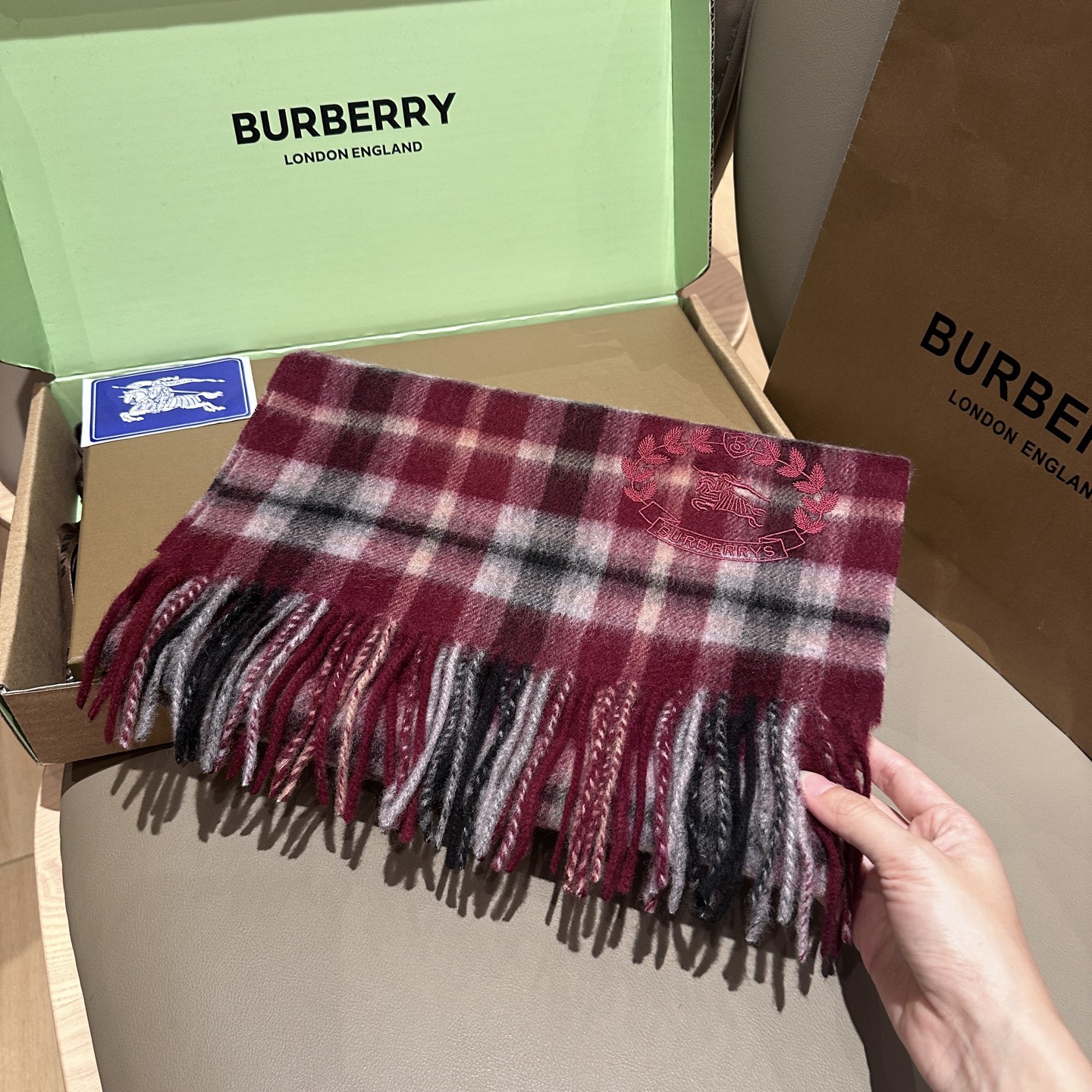 
Burberry · 巴宝莉格子围巾❗️好看的要疯掉了，太有型太有魅力了❗️❗️非常斯文时尚的秋冬单品