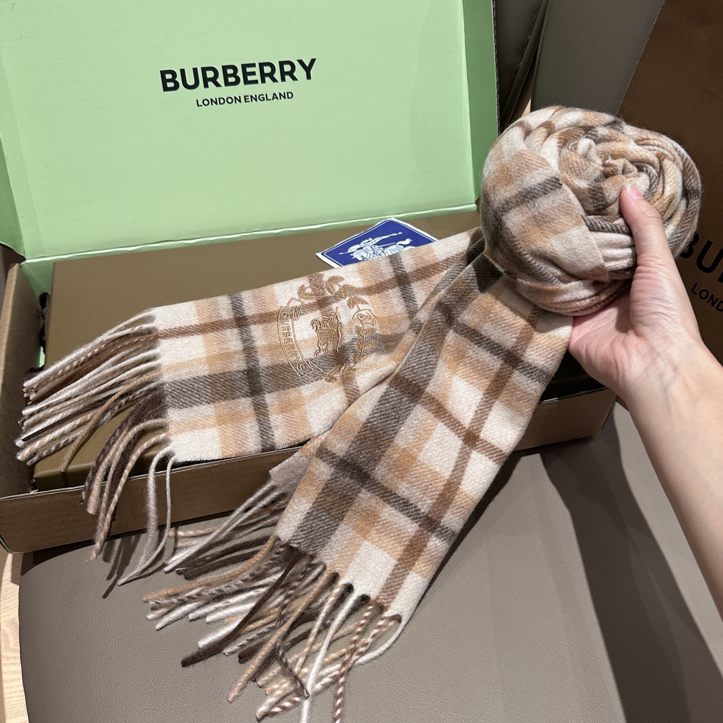 
Burberry · 巴宝莉格子围巾❗️好看的要疯掉了，太有型太有魅力了❗️❗️非常斯文时尚的秋冬单品