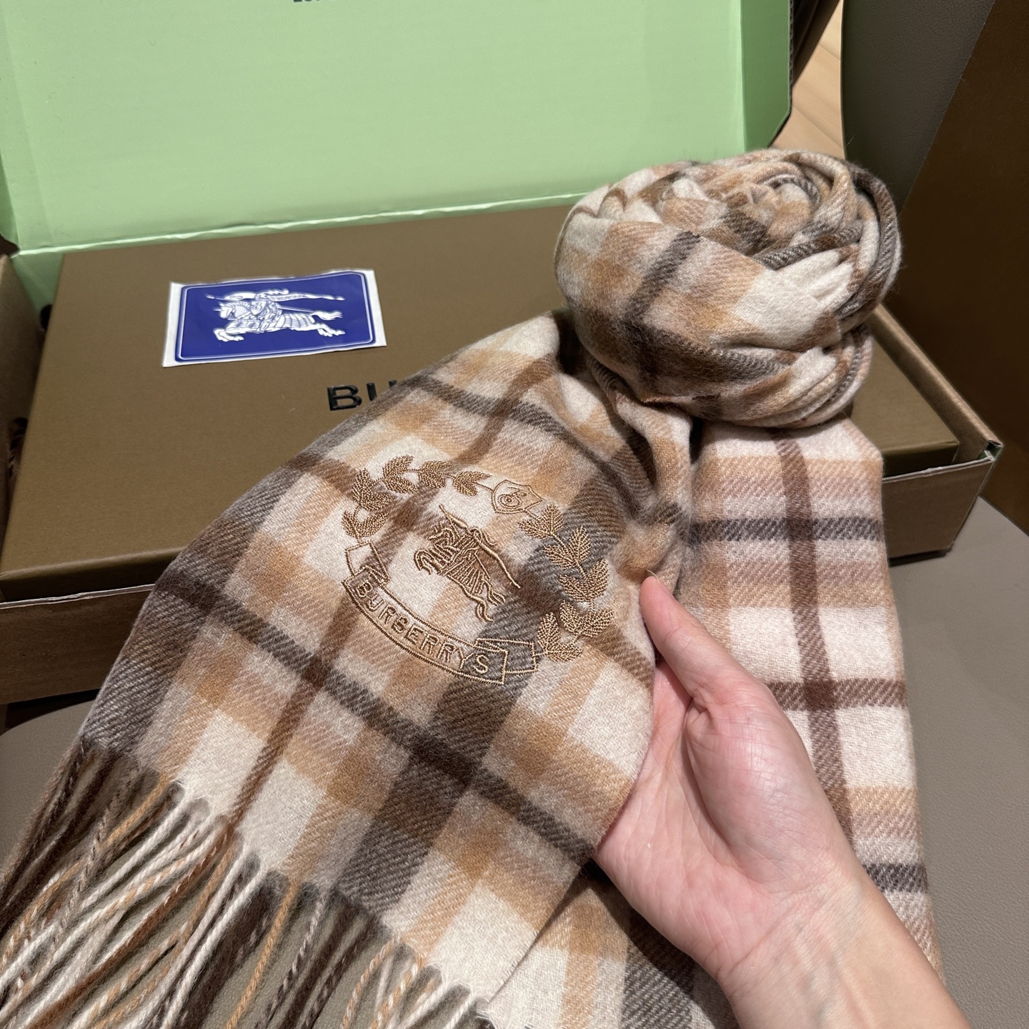 
Burberry · 巴宝莉格子围巾❗️好看的要疯掉了，太有型太有魅力了❗️❗️非常斯文时尚的秋冬单品
