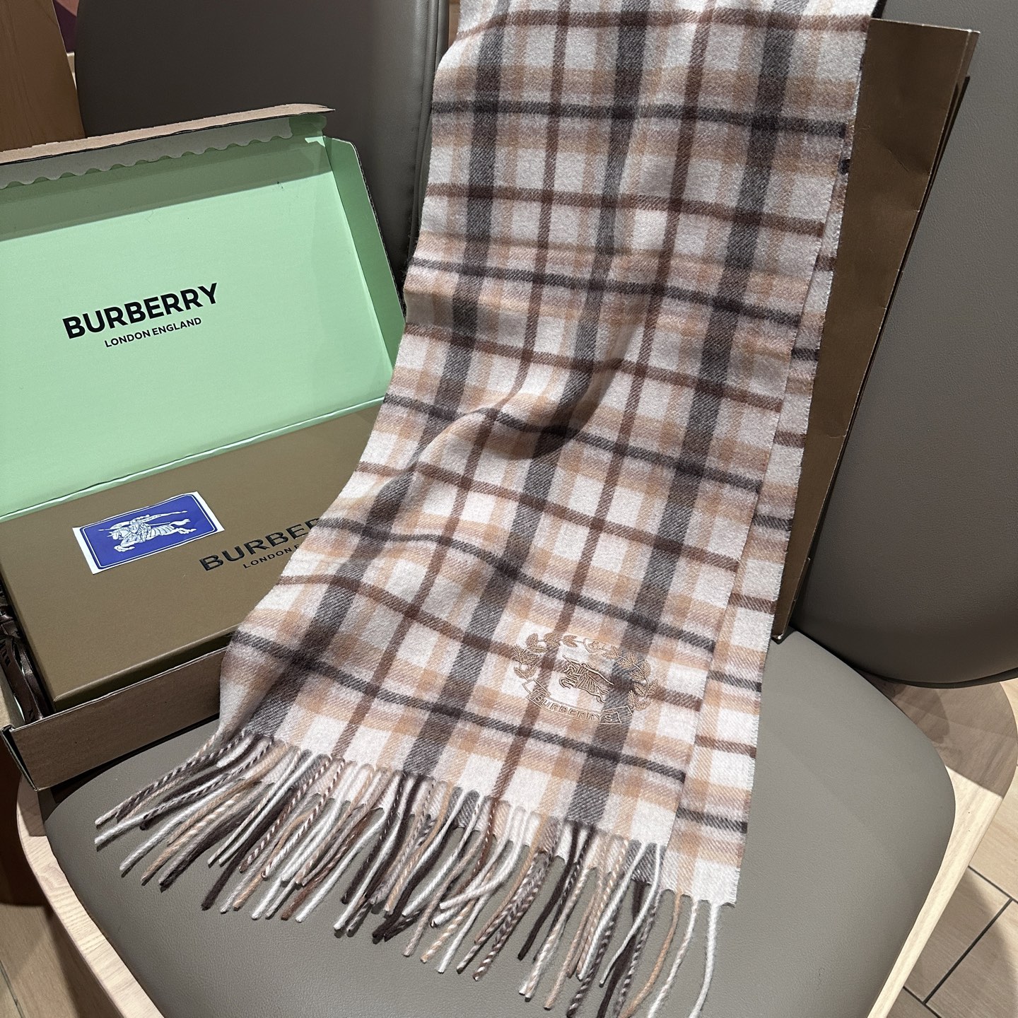 
Burberry · 巴宝莉格子围巾❗️好看的要疯掉了，太有型太有魅力了❗️❗️非常斯文时尚的秋冬单品