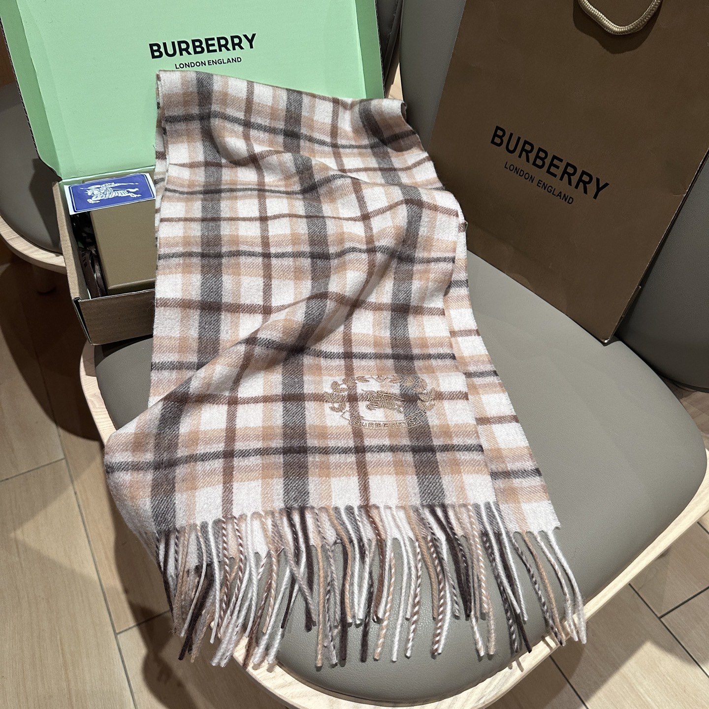 
Burberry · 巴宝莉格子围巾❗️好看的要疯掉了，太有型太有魅力了❗️❗️非常斯文时尚的秋冬单品