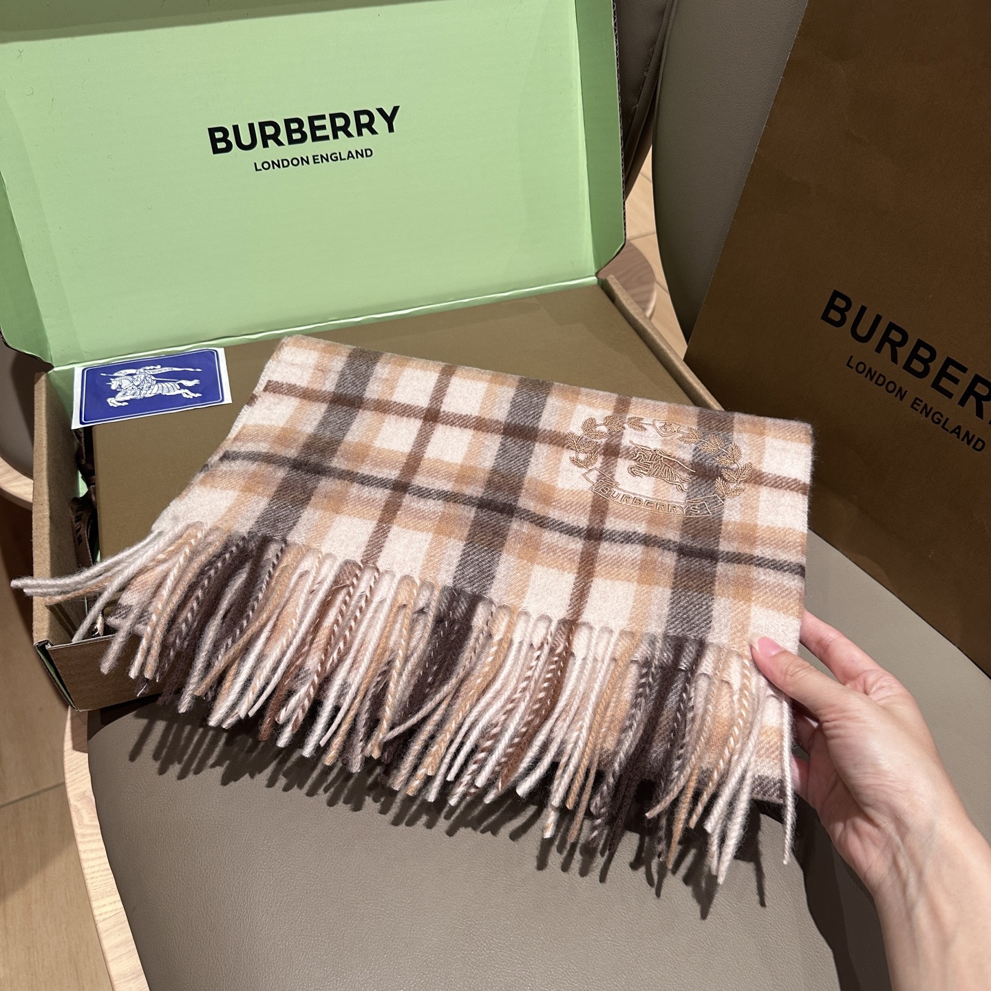
Burberry · 巴宝莉格子围巾❗️好看的要疯掉了，太有型太有魅力了❗️❗️非常斯文时尚的秋冬单品