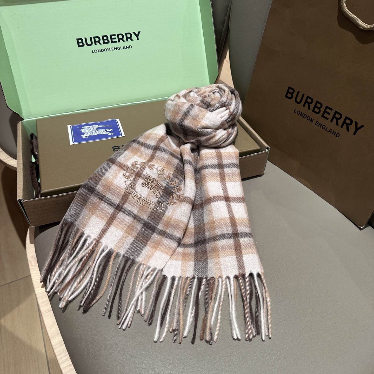 
Burberry · 巴宝莉格子围巾❗️好看的要疯掉了，太有型太有魅力了❗️❗️非常斯文时尚的秋冬单品