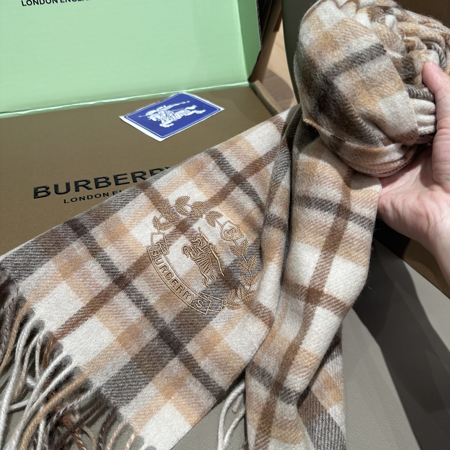 
Burberry · 巴宝莉格子围巾❗️好看的要疯掉了，太有型太有魅力了❗️❗️非常斯文时尚的秋冬单品
