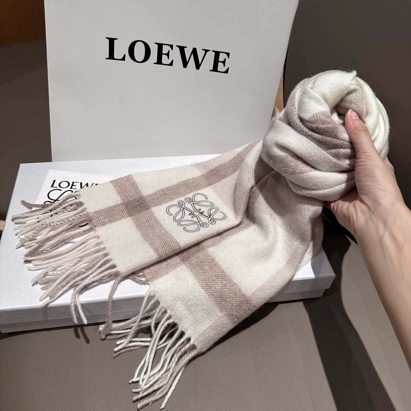 
 【▪Loewe · 罗意威难得一见的温柔配色，低调又不失优雅❗】重点推荐❗双面配色，一条围巾两种风格