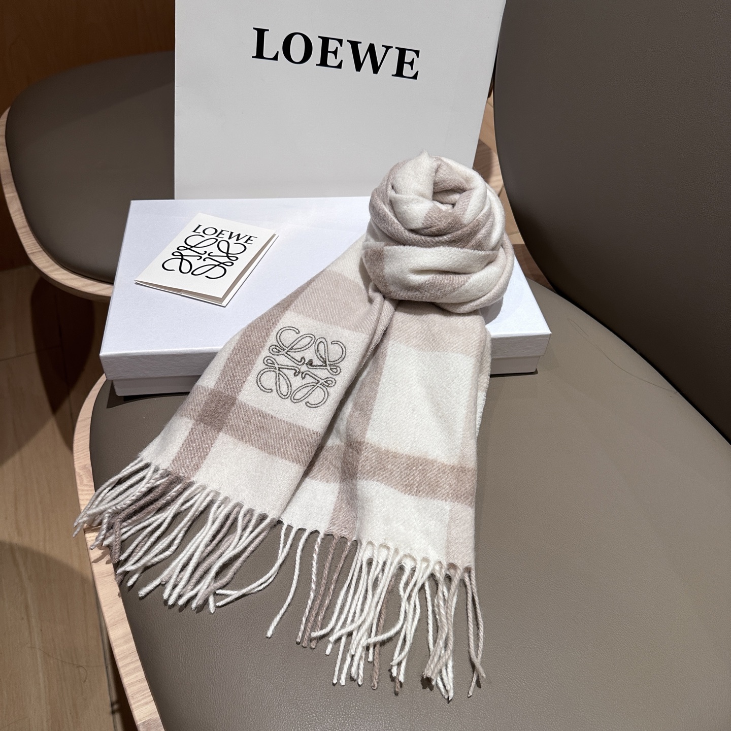 
 【▪Loewe · 罗意威难得一见的温柔配色，低调又不失优雅❗】重点推荐❗双面配色，一条围巾两种风格