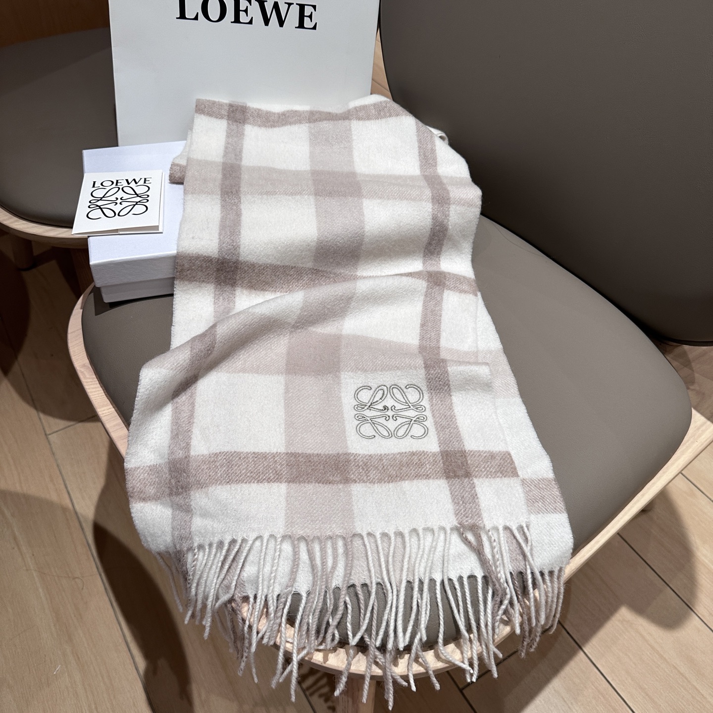 
 【▪Loewe · 罗意威难得一见的温柔配色，低调又不失优雅❗】重点推荐❗双面配色，一条围巾两种风格