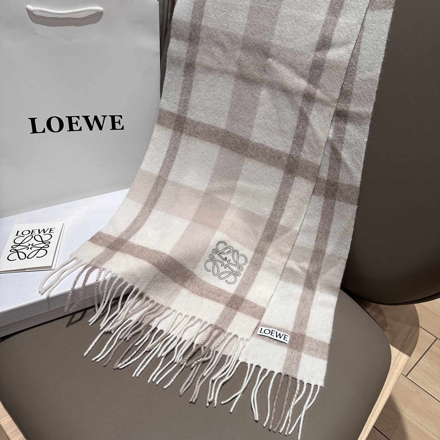 
 【▪Loewe · 罗意威难得一见的温柔配色，低调又不失优雅❗】重点推荐❗双面配色，一条围巾两种风格